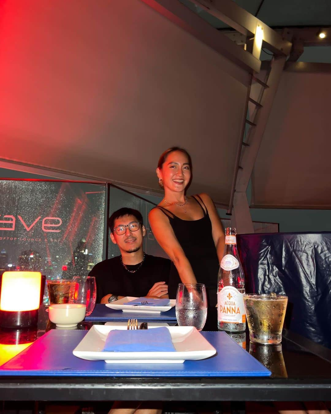 Miwakoさんのインスタグラム写真 - (MiwakoInstagram)「Bangkokお気に入りrooftop bar【octave】 @octave_rooftop  ・ バンコクのお家入居前ラスト宿泊の日に 泊まったホテル @marriottbangkok にある ルーフトップバー🍸 ・ 上の階のルーフトップは入れないけど 子連れでも大丈夫な バンコクのルーフトップバーで 宿泊してない時も含め 5.6回行ってたから スタッフさんも覚えてくれて あなた達いったいいつまで 泊まってるの？って 聞かれた笑 ・ オクターブからは TikTokでもよく見かける 人気ルーフトップバーの [ティgチュカ]が見えてて 行ってみたいな～と思ったら 子どもNGだった残念🤣 ・ ・ 子連れじゃなくてバンコク旅行来る方は ぜひオクターブの上のルーフトップも ティチュカも行ってみてほしいな🥂 ・ ・ ・ #rooftopbar #bangkokrooftopbar  #thailand  #bangkok  #bangkokthailand  #bangkokmarriott  #bangkokmarriotthotelsukhumvit  #sukhumvit  #タイライフ  #バンコク  #バンコク旅行  #バンコク在住  #バンコク情報  #バンコクホテル  #バンコク移住  #バンコク在住日本人」11月7日 19時29分 - miwamam888