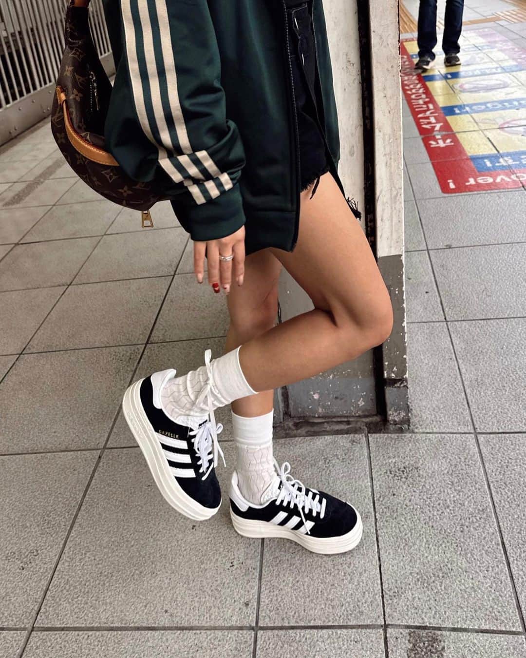 ✷kana✷さんのインスタグラム写真 - (✷kana✷Instagram)「表参道デート的な👩🏼‍🤝‍👨🏽🍁  着けてるネックレス可愛いくてお気に入りなんだけど、 @valegio_accessore の SILVER HEART NECKLECEてやつだよん✨  #PR#VALEGIO#バレジオ#アクセサリー#アクセサリー通販#金アレ対応アクセサリー#金属アレルギー対応 #tokyo#looks#koreanfashion#streetstyle#adidasoriginals#데일리룩#룩북#여름코디#시부야카페#데이트룩#150cmコーデ#アディダスコーデ」11月7日 19時30分 - xxkana513xx
