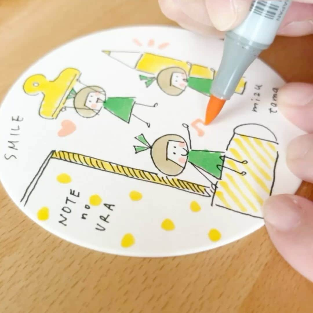 mizutamaのインスタグラム：「今日のお絵描きコースター。 ⁡ りんちゃんと文房具☺️ ⁡ ノートの綴じを反対側に描いてしまったので文字で説明。 （最終手段をつかってしまった） ⁡ ⁡ ⁡ #お絵描き #イラスト #手描きイラスト #mizutamaお絵描きコースター #drawingvideo #illustration #doodle  #文房具 #文具 #mizutama #stationery #stationerylove  #copic #copicmarkers #copicciao #コピック ⁡」