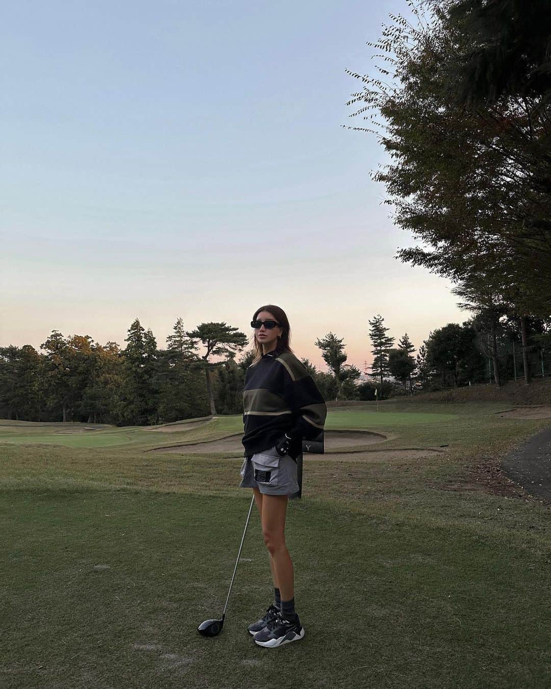 のインスタグラム：「ゴルフコーデ⛳️ 二連続のゴルフでガチガチになってた腰ともも裏が @k.z.m528_eden の鍼と整体で復活デス!! 久しぶりに美容鍼もしてお顔がスッキリいい感じー✨ @eden.tokyo.official   inner @saturdaysnyc  sweatshirt @zaraman  skirt @rufflog  shoes @pumajapan」