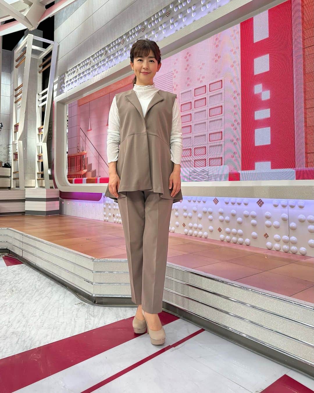 松尾由美子のインスタグラム：「. 明日は立冬、 来週からは晩秋の気温になるようですね。 季節が遅れてやってくる〜 いよいよ朝晩に備えて冬物のコートも出した方がよいかもしれないですね。 皆さま風邪をひかないようにお気をつけて 今日もご覧いただき ありがとうございました。  トップス、ジレ、パンツ Elura @elura_official  イヤリング MUK @muk_tokyo  きちんと見えジレのセットアップコーデ。 ペプラムのウエストマークがメリハリのあるスタイルに。 地味になりがちなブラウンも、透け感のあるトップスで抜け感を。  #松尾と服 #衣装 #立冬」