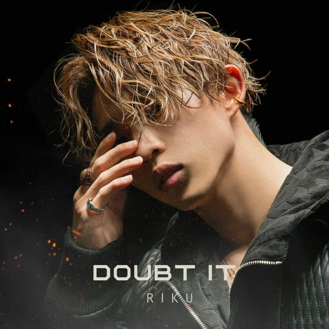 平野莉玖のインスタグラム：「RIKU 1st Single 「Doubt it」 2023年12月1日(金)0時先行配信スタート！  ダンス、ボーカル、RAPと幼少の頃からスキルを磨いてきたRIKU 新たなスタートとも言えるファーストシングル「Doubt it」が、満を持してリリース！ RIKUの為に集まったプロデュースユニット「Nu CANdY」、度重なるミーティングを行い制作がスタートした。 「Doubt it」のリリック、トラック、全てにRIKU、クリエイティブメンバー全員の新たなエンターテイメントへの挑戦を強く感じられる楽曲！ 「Nu CANdY」のビートの上で、暴れまくるRIKUの大きな１歩を感じて欲しい！  各音楽配信サービスで 1stシングル『Doubt it』の表題曲「Doubt it」が12月1日(金)0時～ダウンロード＆ストリーミング先行配信が決定! ※配信のリンク先は後日公開  是非チェックしてください！  #RIKU #平野莉玖 #1stSingle #Doubtit #先行配信 #FC開設」