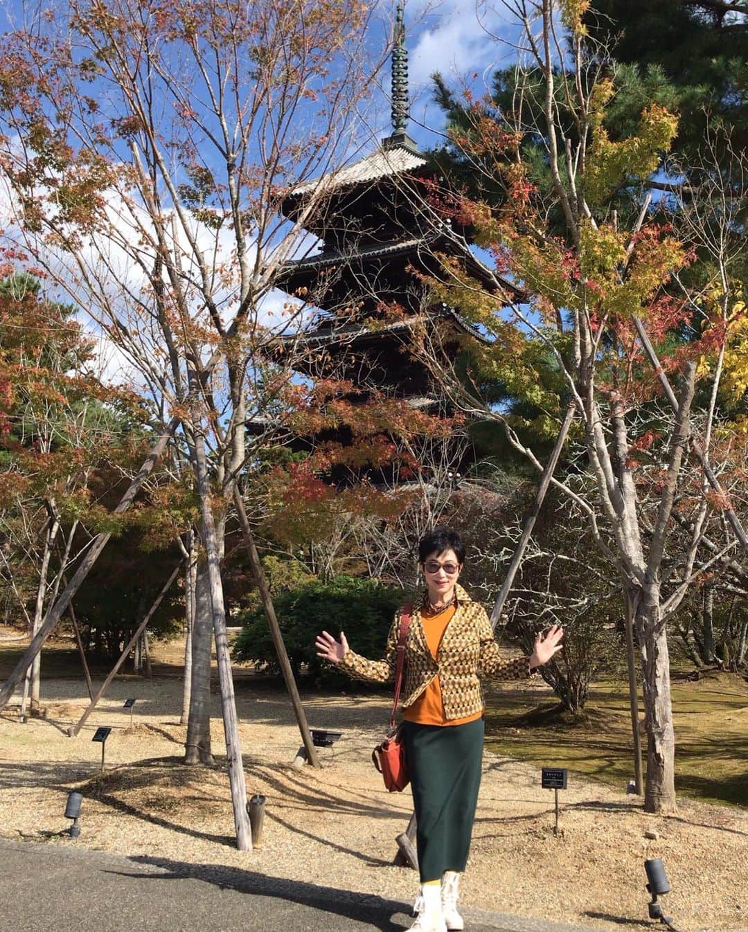 小川知子さんのインスタグラム写真 - (小川知子Instagram)「京都の今日は快晴♪  朝は清宗根付館に。 江戸時代の武家屋敷に数えきれないほどの貴重な根付が展示されていて圧巻でした！ 掌の中にすっぽり収まるほどの小ささだけど、見事な芸術品。素晴らしいのひと言。 ここ、おすすめです。  近くの壬生寺でお参りをして、仁和寺へ。 紅葉が🍁良い感じです。  夜は町中華の百名店へ。 お腹いっぱい！ 少し寒くなってきました。  毎日かなり歩いているのでちょっぴり足がいたい🦶  また明日も良い出会いが有りますようにー  #清宗根付館 #武家屋敷 #壬生寺 #仁和寺 #町中華 #紅葉 #小川知子」11月7日 19時31分 - tomoko_ogawa_