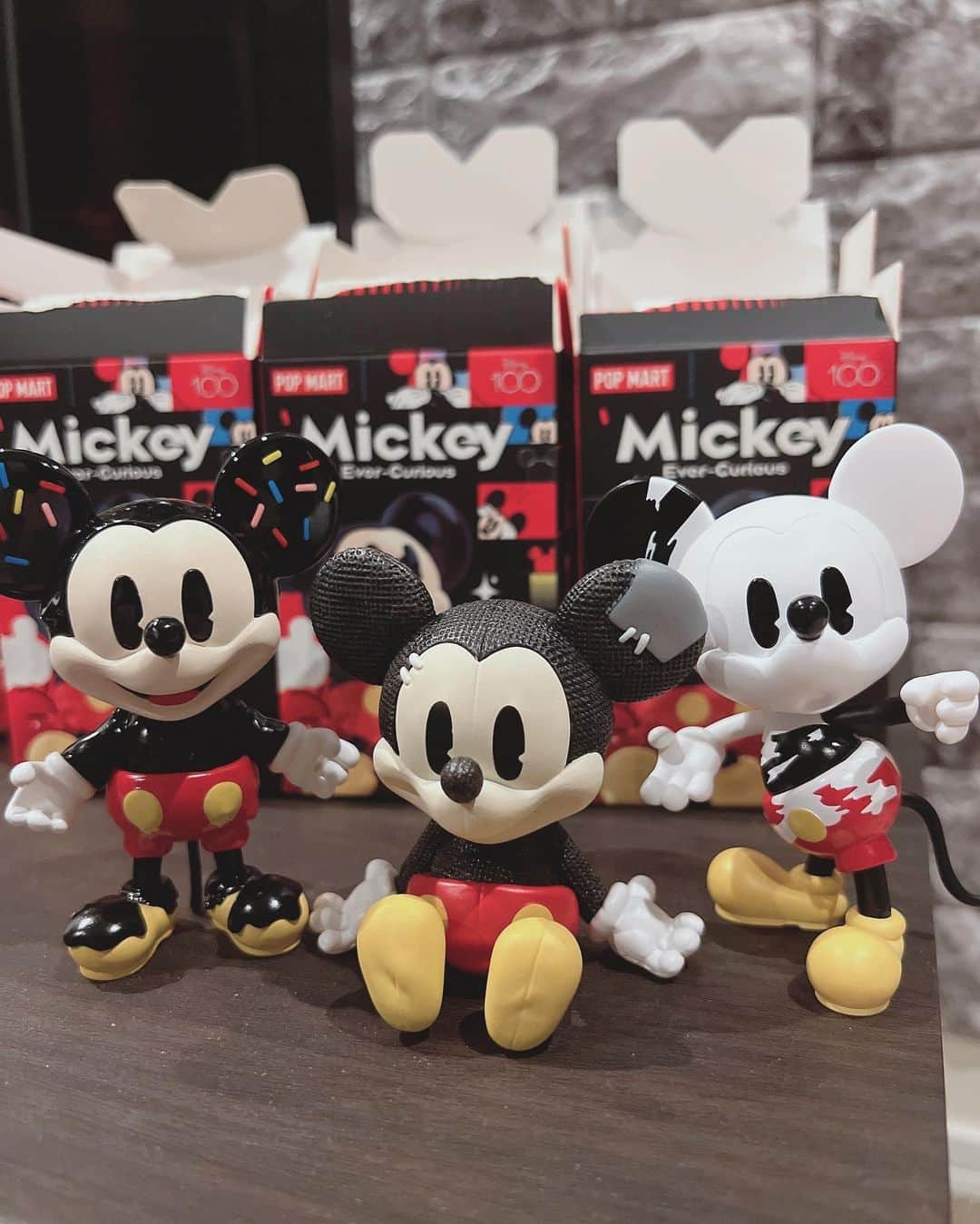 辻りんさんのインスタグラム写真 - (辻りんInstagram)「【DISNEY 100th Anniversary Mickey Ever-Curious シリーズ【ピース】   SNSで話題のアートトイ【POP MART(ポップマート)】とDISNEYのコラボ商品  （ @popmartjp ）さんのご紹介です✨  仕様:ブラインドボックス 入数:1アソートボックス＝12ピース入り 種類数:ノーマル12種＋シークレット1種 商品サイズ:約95mm  めちゃくちゃ可愛いミッキーシリーズ😭💗 実物が可愛すぎて集めたくなる😭🙉🫧  PR @popmartjp #popmart #ポップマート #ディズニーコラボ」11月7日 19時39分 - tsujilean