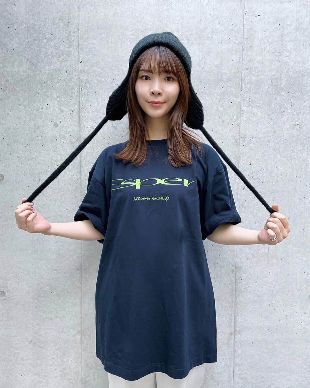 蒼山幸子のインスタグラム：「明後日からのツアーグッズたち、 公開されました❣️ ・Esper Tシャツ&Esperタオル。 シンプルロゴのTシャツは2色。 ライブはもちろん日常使いも出来るめちゃかわTです🪩 (ネイビーの全身写真は、 157cmの蒼山がXL着ると、な図。参考までに) タオルはEsperの文字がみっちり詰まっていて、 これまたかわいい。 ・おちょこ&ステッカー ついに作ってしまいました、おちょこ。 その名も「飛来する酒おちょこ」🍶 蒼山手描きの柄になります。 これでみんなもお酒を飲もう。 中にも実は幸マーク。 そして恒例のステッカーも！ エスパーロゴと、蒼山手描き絵のセットになります。🐎 ・テト様としもべ幸子のキーホルダー 今回初めての試みでキーホルダーを作りました。 完全に親バカでしかないのですが、 テト様と蒼山のキーホルダーになります。 本人に見せたらいつものごとく怪訝な顔。 果たして売れるのか、、？ですが、 なにとぞよろしくお願いします🪩🐈  以上。グッズは開場時間から購入可能になります！」