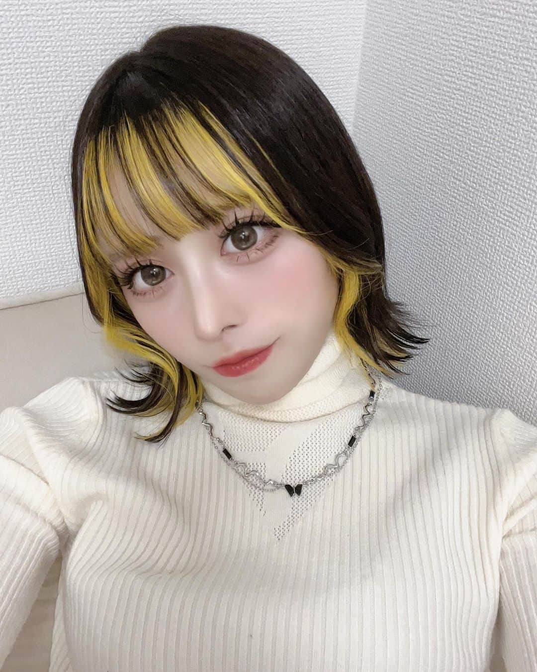 りこぴんのインスタグラム：「一旦元に戻したよ💛🖤  また来月か再来月にエクステつけようかなと👍💓  #ヘアカラー #インナーイエロー #イエローカラー #ピカチュウヘア #ピカチュウカラー #ポートレート #皮卡丘 #黄 #攝影 #人像攝影 #日本的女孩 #女孩 #撮影モデル #大阪モデル」