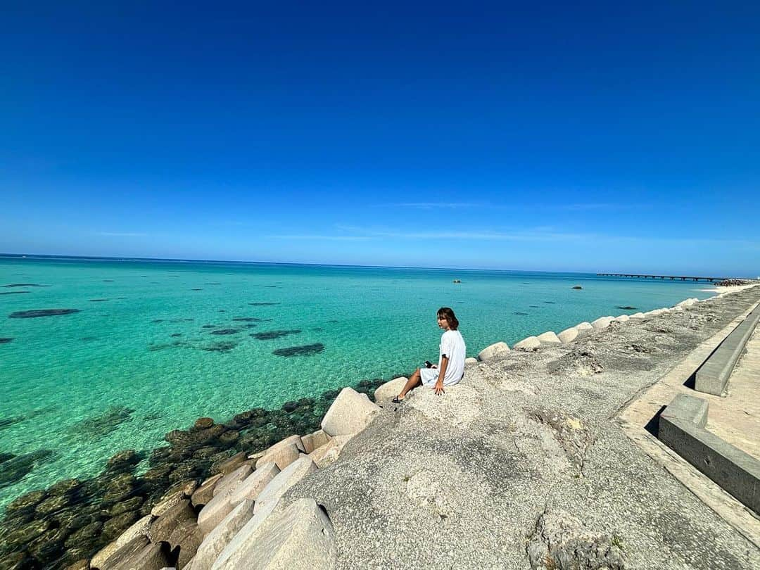 mizuのインスタグラム：「💙宮古島🛩💙  宮古ブルー💙にくぎ付け🥹❤️ 初日にシュノーケル🤿 なかなか見ることができない 海亀🐢さん発見😆 ずっと近くをウロウロ🐢 可愛かったな🥰  #17end  #宮古島たこ公園 #竜宮城展望台 #新城海岸 #シュノーケル #海亀 #宮古島」