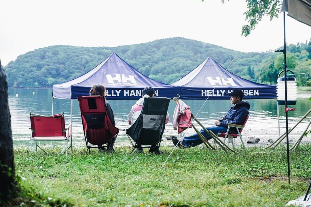 加藤超也さんのインスタグラム写真 - (加藤超也Instagram)「・ @helly_hansen_jp  Waterside Camp in 野尻湖 2023  9月30日〜10月1日  キャンプでつくる料理教室 「カルボナーラ」 を子供たちと一緒に作りました。  キャンプ飯はこうでなければならないという概念ではなく、あるものをいかに不便なく効率よく活用するか！をテーマにしました。  ・フライパンひとつで作る。 ・計量は全てペットボトルを活用。 ・生クリーム不使用。  カルボナーラは 「炭焼き職人」が料理名の由来となるため、 ベーコンは炭火でこんがり焼いてから 香りと旨味を存分に引き出した贅沢な料理。  子どもたち全員、スクランブルにならずに とろっとソース状で美味しく出来上がりました！！  自分が子どもの頃にキャンプで作った体験は 今でも覚えているから、 今回参加してくれた子どもたちが大人になっても覚えていてくれたら嬉しいな。  ウォーターサイドで聴く アコースティックライブや 一年ぶりに会う参加者、 スタッフの方々と楽しく過ごす良い日でした。  #hellyhansen  #camp #outdoor #short #trip #sauna #野尻湖 #ヘリーハンセン #アウトドア #キャンプ飯 #カルボナーラ #炭焼き職人」11月7日 19時33分 - cuore_kato