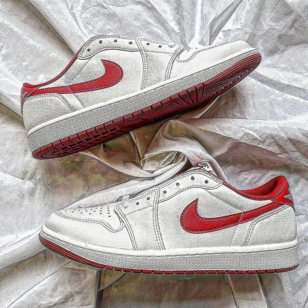 Sneaker At Randomさんのインスタグラム写真 - (Sneaker At RandomInstagram)「カスタムスニーカー .  Nike Air Jordan 1 Retro Low OG "White and University Red" . Chicago風カスタム  今回は、 ⚫︎通常ver ⚫︎ヴィンテージver のパターンで作成してみました👨‍🔧  履き口はブラックへ張り替えております👟  タンタグだけそのままになります🙇‍♂️  サンプルは高円寺店でご覧いただけます！  ご依頼も受け付けております🎨  同様のカスタムの場合 ⚫︎通常ver  18700円税込  ⚫︎ヴィンテージver 22000円税込 ※加工具合によって変動あり  修理はもちろんのこと、 カスタムでも履き口の張り替えを 行っております👨‍🔧  ⚫︎張り替え 8800円税込〜 ※ハイカット、ローカットどちらでも張り替え可能です。 先ずはご相談下さいませ！  シューレースはアトランダム製 ⚫︎シンプルフラットシューレース 770円税込を装置しております！  HPからやDMにてお問い合わせ下さいませ📩  制作　山口 @shinpapa1984   #スニーカー  #スニーカーコーデ  #スニーカーヘッズ #カスタムスニーカー  #スニーカー好き  #スニーカーカスタム  #スニーカー男子 #スニーカー好きな人と繋がりたい #NIKE #sneakerhead #sneakers #angeluspaint  #customsneakers  #custom  #customshoes  #customized  #custommade  #customkicks  #customnikes  #customaf1  #aj1 #af1 #dunk  @hypebeastkicks  @hypebeastjp  @hypebeaststyle  @hypebeast」11月7日 19時33分 - sneaker_at_random