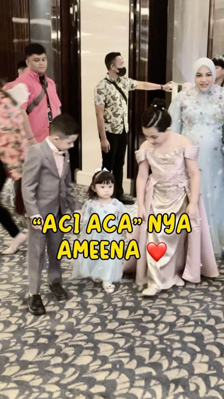 Keluarga A5のインスタグラム：「Gemes banget aunty Aci dan Omsya sama Ameena😍」