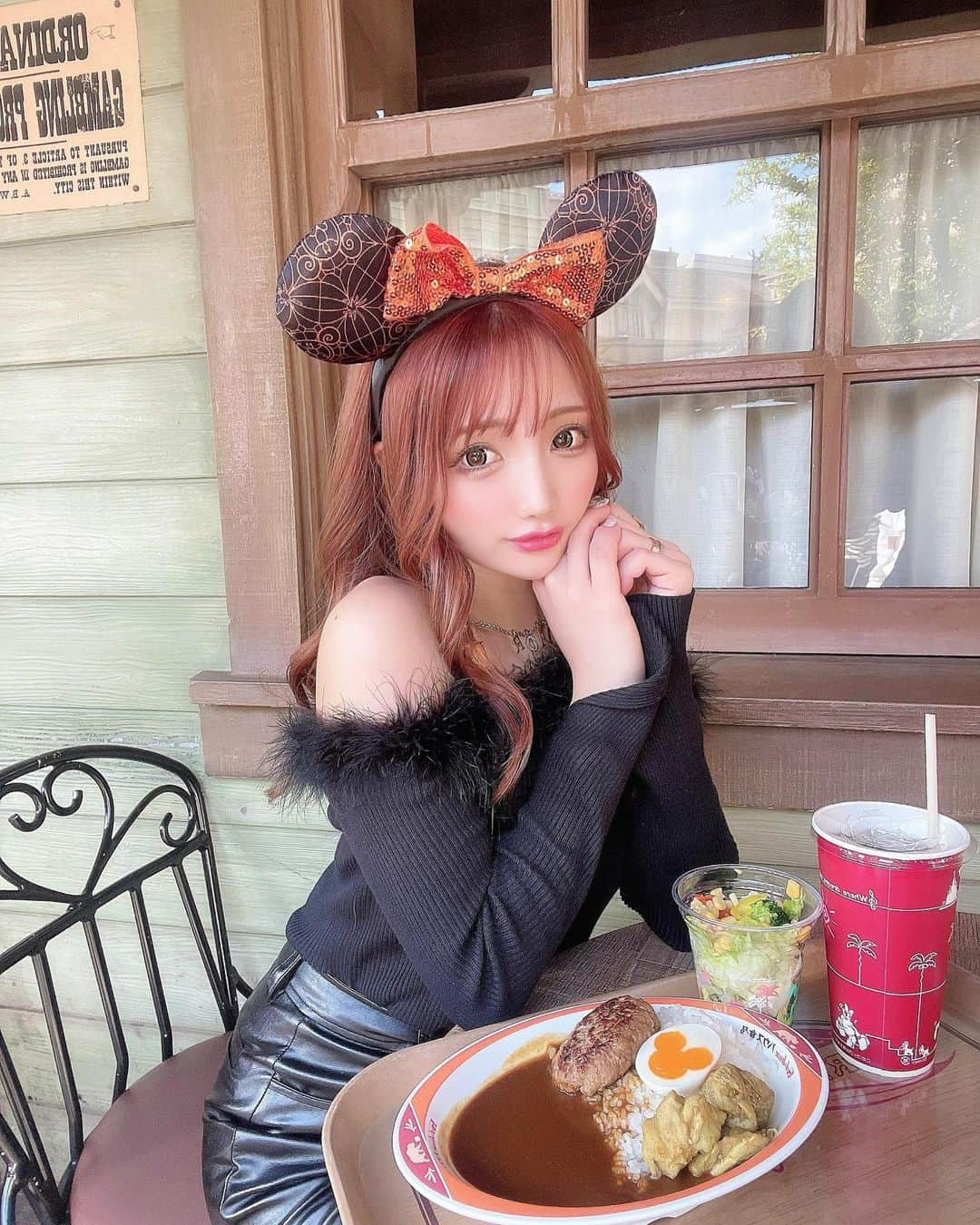 まゆぴちゅーのインスタグラム：「ディズニーのカレーってさぁ… めちゃ美味しいよね好きなんよねぇ🥹🍛♡  …わかる？？（笑）（笑）  あとランドだったらトゥーンタウンの “スプリングロール(エッグ&シュリンプ)”🧡🧡笑  ディズニーフードって 美味しいのたくさんでほんと好き😂💕💕  みんなは何が好きーー？？🫶🏻🥰 . . . #ディズニーフード #ディズニー写真  #ディズニーランド #disneyland #tokyodisneyland #ディズニーコーデ #ディズニーグッズ #40周年ディズニー #ハロウィンディズニー #ハロウィングッズ #ディズニーカチューシャ #ブラックコーデ #黒コーデ #黒コーデディズニー #ビジョビ @b_b_j.j」