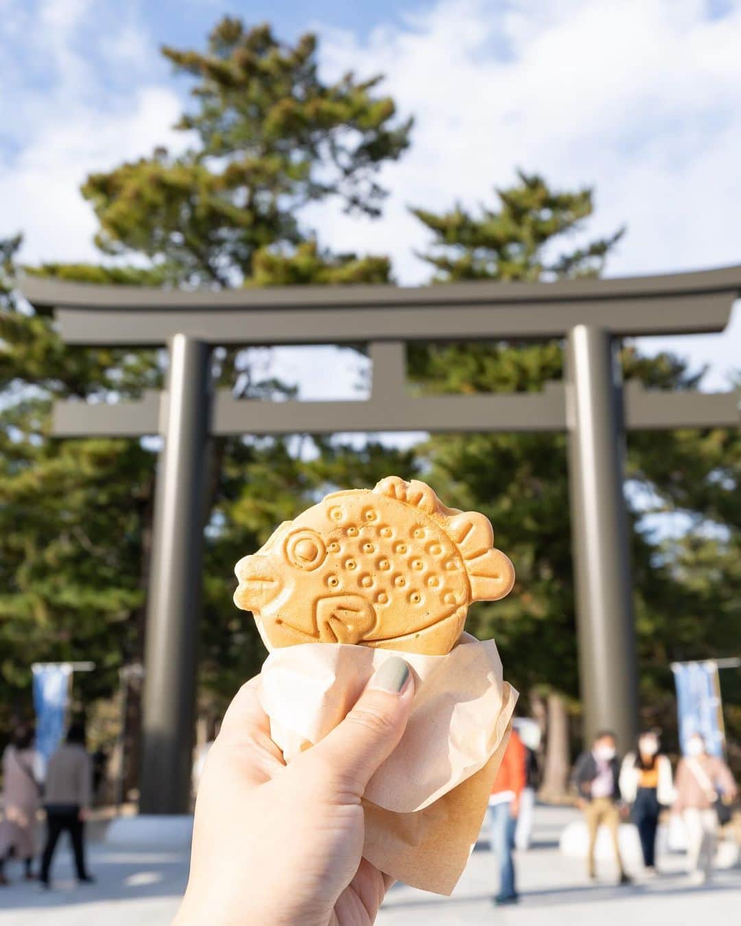 詩歩さんのインスタグラム写真 - (詩歩Instagram)「- 電車とバスで行く！日本の絶景ひとり旅 −　月イチ連載、更新しました🍁  9回目となる今月の旅先は…島根県！ 特別な #神在月 の出雲大社と、それにあわせて散り紅葉やサンセットが楽しめる1泊2日のプランです。  もちろん、写真の場所はすべて公共交通機関で巡りました🚃💨  「神在月の出雲大社とあわせて巡る、夕日と散りモミジの絶景⑨ 」 https://note.com/shiho_zekkei  この記事はnoteで自主的に連載しているもので、WEBから無料で読めます。「note　詩歩　ひとり旅」で検索してね🔍  Monthly blog series, updated! This is the eighth entry in the series of solo trips to Japan's spectacular landscapes by train and bus. This month is #Shimane Prefecture!   In Japan, the tenth month of the lunar calendar is called Kannazuki, but only  #Izumo area specially calls it Kamiarizuki. This is The "Month with Gods," meaning a special period when all the gods of the world gather in Shimane. In this article, I introduce a plan to tour around Shimane's autumn foliage and sunset spots and also #Izumotaisha without using a car during this special period. Please check my website for the actual schedule and tips for a #solotrip .  🇯🇵 #shiho_shimane  📷 Nov 2022 📍島根県 / Shimane Japan  ©︎Shiho/詩歩」11月7日 19時37分 - shiho_zekkei