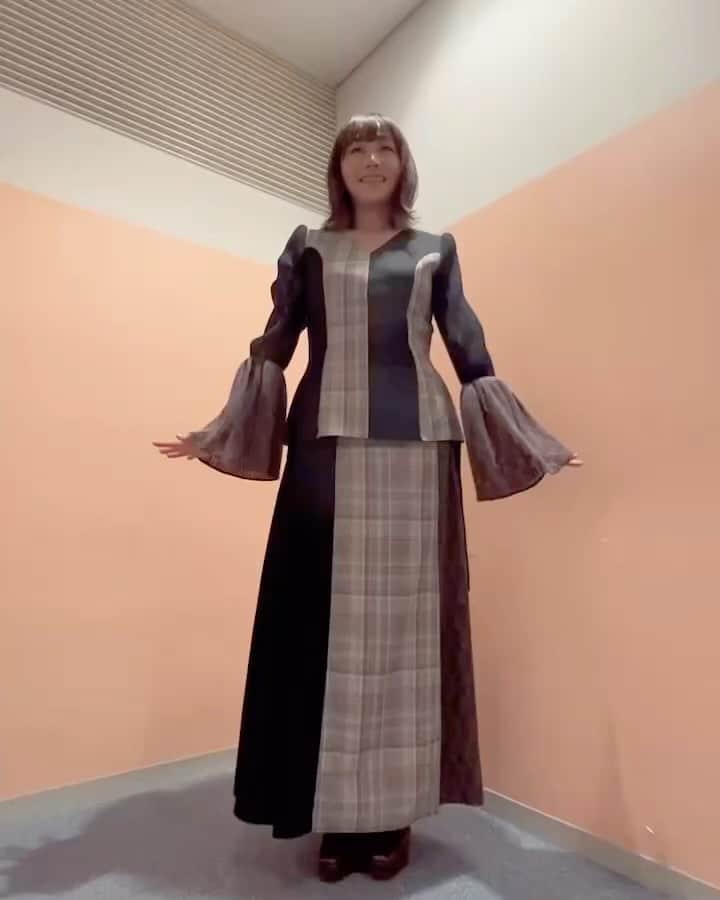 矢井田瞳のインスタグラム：「「プレミアMelodiX!」の衣装です👗  高級感のある生地で、大きく開いた袖口がとても素敵なセットアップでした✨  Thanks!!!  @ezumi.official」