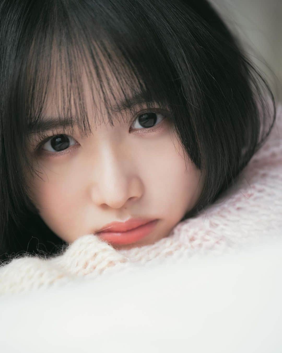 酒井貴弘のインスタグラム：「my work.  日向坂46・上村ひなの  hairmake 宇賀持萌 stylist @yumeka91  edit @mayu_msts   月刊エンタメ12.1月合併号の表紙・巻頭にて撮影した上村ひなのさん。 真っ直ぐで一生懸命な感じの素敵な人でした。 その感じが現れてて個人的にお気に入りのカット。」