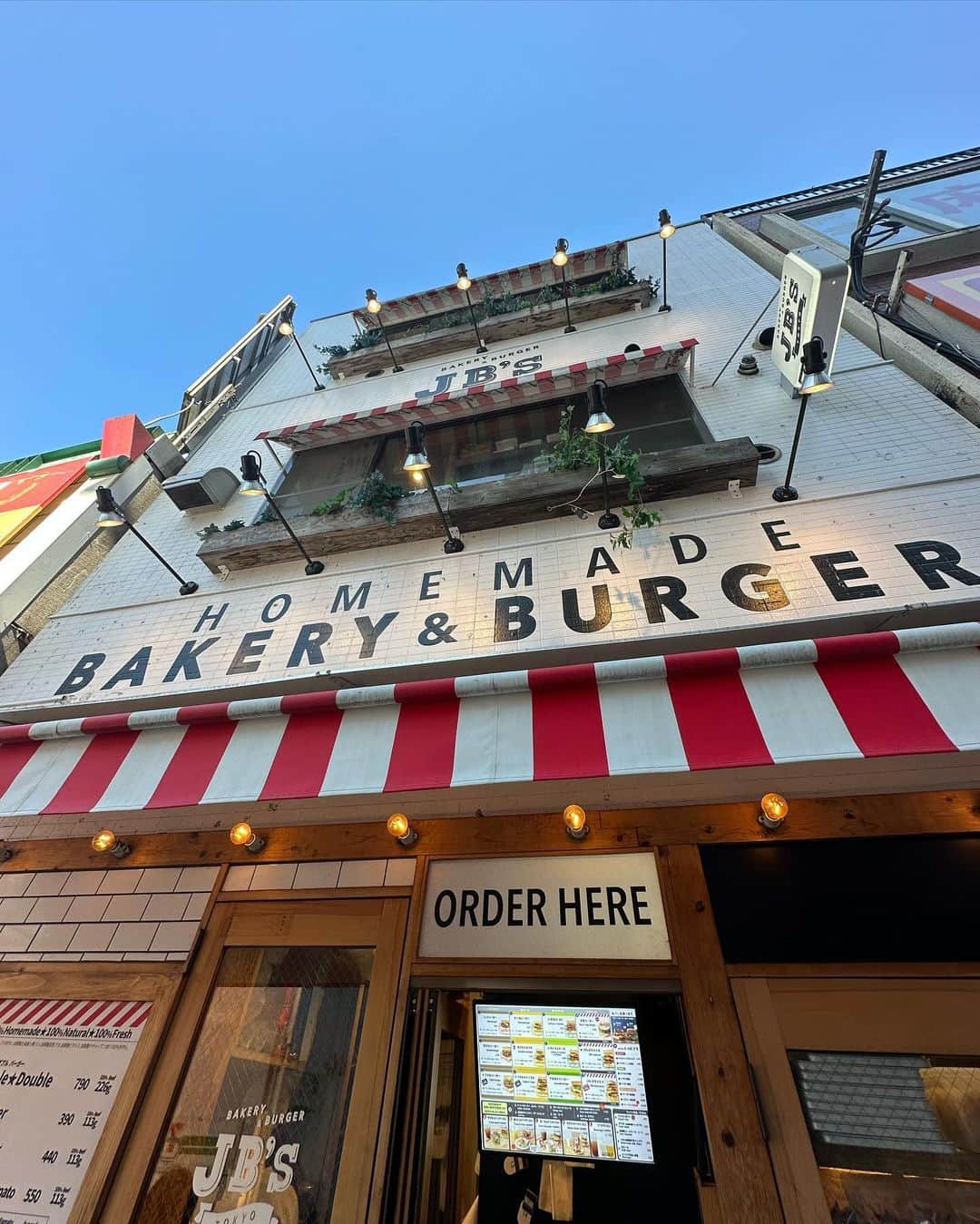 立澤香奈さんのインスタグラム写真 - (立澤香奈Instagram)「食べても罪悪感なしの とっても"まじめなハンバーガー"🍔 @jbstokyo   素材にも拘った完全クラフトバーガーで ペロリだった😋 カリカリに焼かれたバンズが本当に美味しかったなあ🥹 またすぐ食べに行きたい🥰  #ハンバーガー#クラフトバーガー#jbsburger#代々木カフェ」11月7日 19時48分 - kana_tatsuzawa