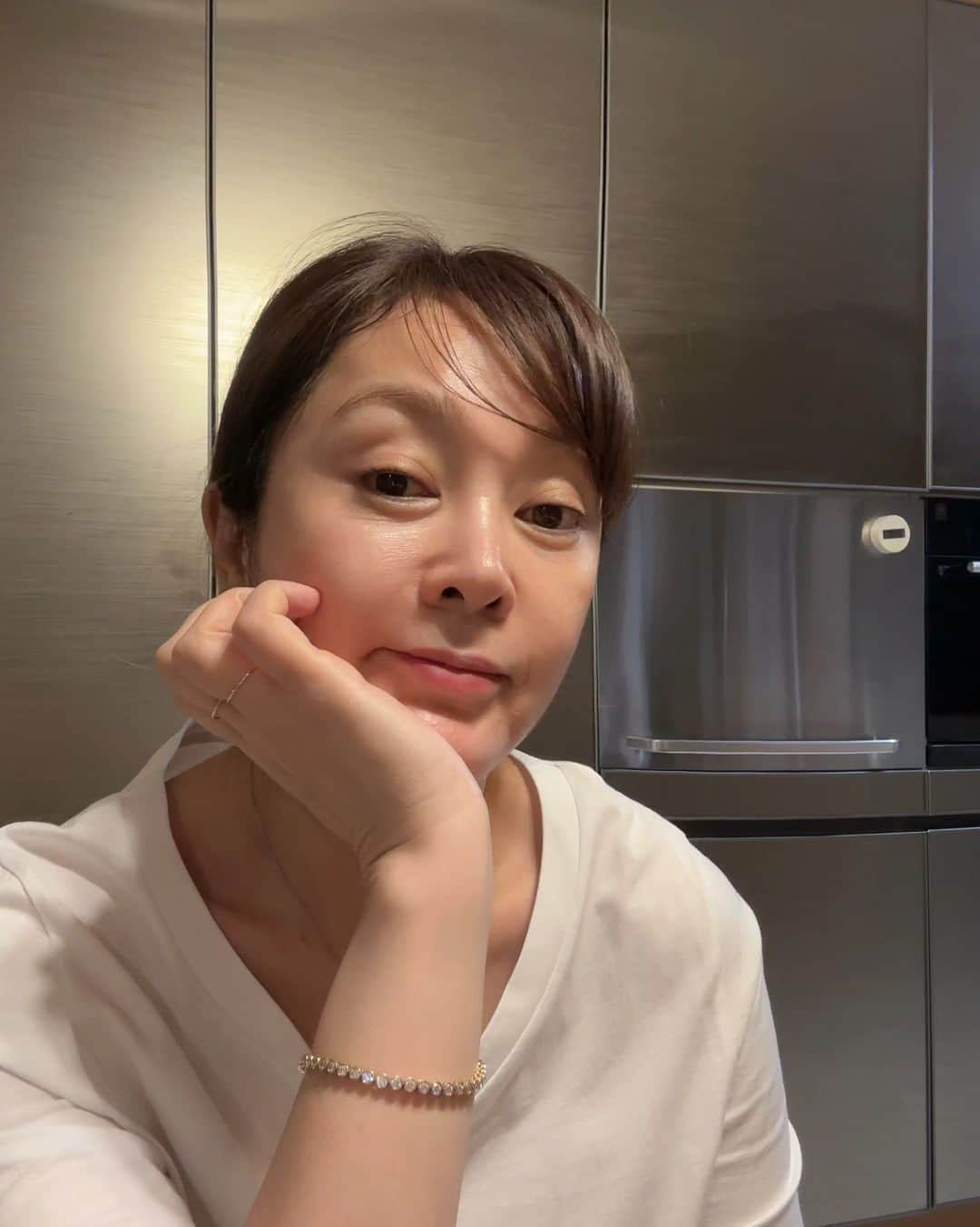 イ・スンヨンのインスタグラム：「저녁식사 하셨어요?? 전 베트남쌈이랑  킹크랩 먹었답니다 살이 정말 꽉차있어요~♡  요리보고  조리봐도 넘나 예쁜  잔디뽀글이가방은  지금  공구중 입니다아💕  양털 느낌의🐑🐑🐑🐑🐑🐑 뽀글뽀글 엄청 고급진 40프로이상 울 혼방의 의류용 원단으로 제작된  뽀글이 가방은 어떤 옷에 매치해도 넘나 찰떡같이 잘 어울려줘서 깜짝ㅈ놀란다니까요   백이 두개 스트랩이 두개라  요리조리 다른백에도 나만의 커스터마이징을 하실수있답니다  쌀쌀해진 날씨에 컬러를입힌 테디베어백을 들어보셔요   🐑🩵👉👉스카이블루    수량 많이 없구요 🐑🐻👉👉정말 예쁜    테디베어 브라운 🐑🐑👉👉예쁜아이보리   스노우화이트   세가지색상중 골라보셔요💗💗💗  #잔디뽀글이백 @anny.yh 지금 👉👉👉👉@mago12_official  #마고샵에서공구중  #어서오셔요😊😊😊」