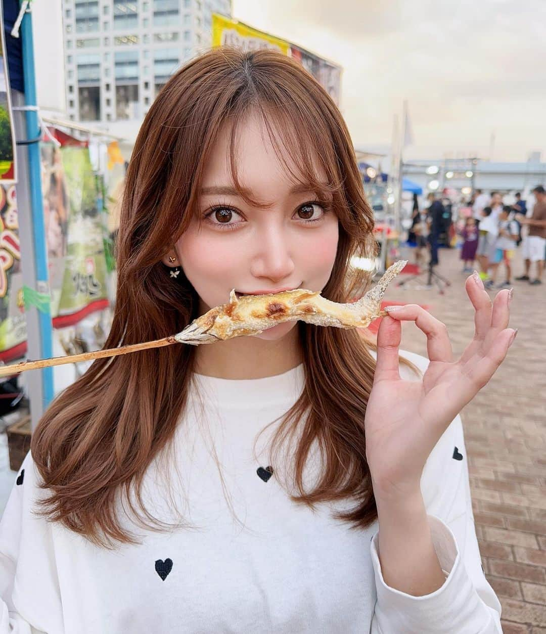 みほぽんさんのインスタグラム写真 - (みほぽんInstagram)「どーしても鮎につられて お台場で食べちゃいました🤤🫶 感想は美味しくてびっくりしたでした。笑  #お台場 #屋台グルメ #鮎の塩焼き #東京デート #東京観光 #ビジョビ #鮎」11月7日 19時40分 - mhpn_i.insta