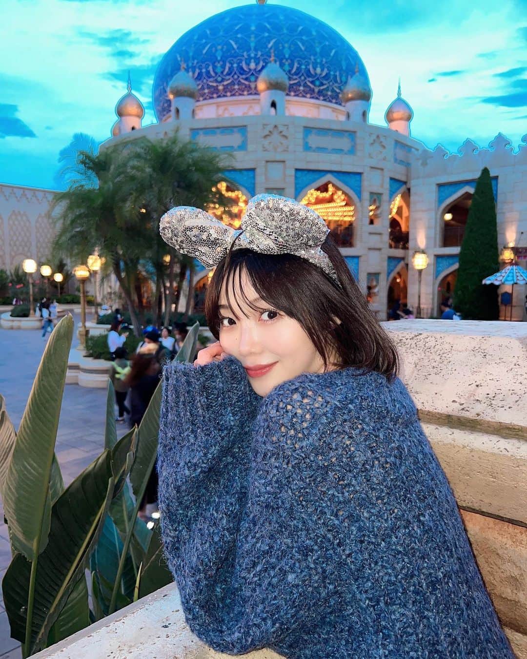 松岡里英のインスタグラム：「・ 大会頑張ったのでお友達とご褒美ディズニーしてきちゃいました🥹✨ ずっと来てよかったーって言ってた気がする🤣🫶笑  写真沢山撮ったから沢山載せていく🥰  #ディズニーシー #disneysea」