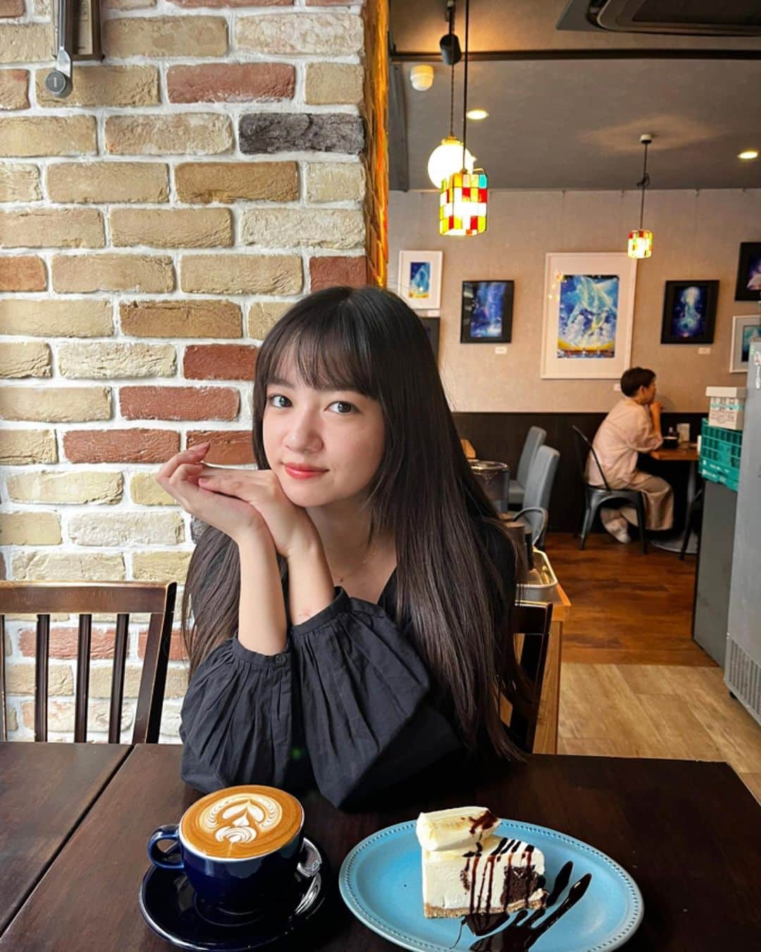 中嶋桃花のインスタグラム：「映画見て、ケーキ食べた🍰  ここのラテアートとっても繊細で、コーヒーも美味しくて、ゆったりできたよ〜」