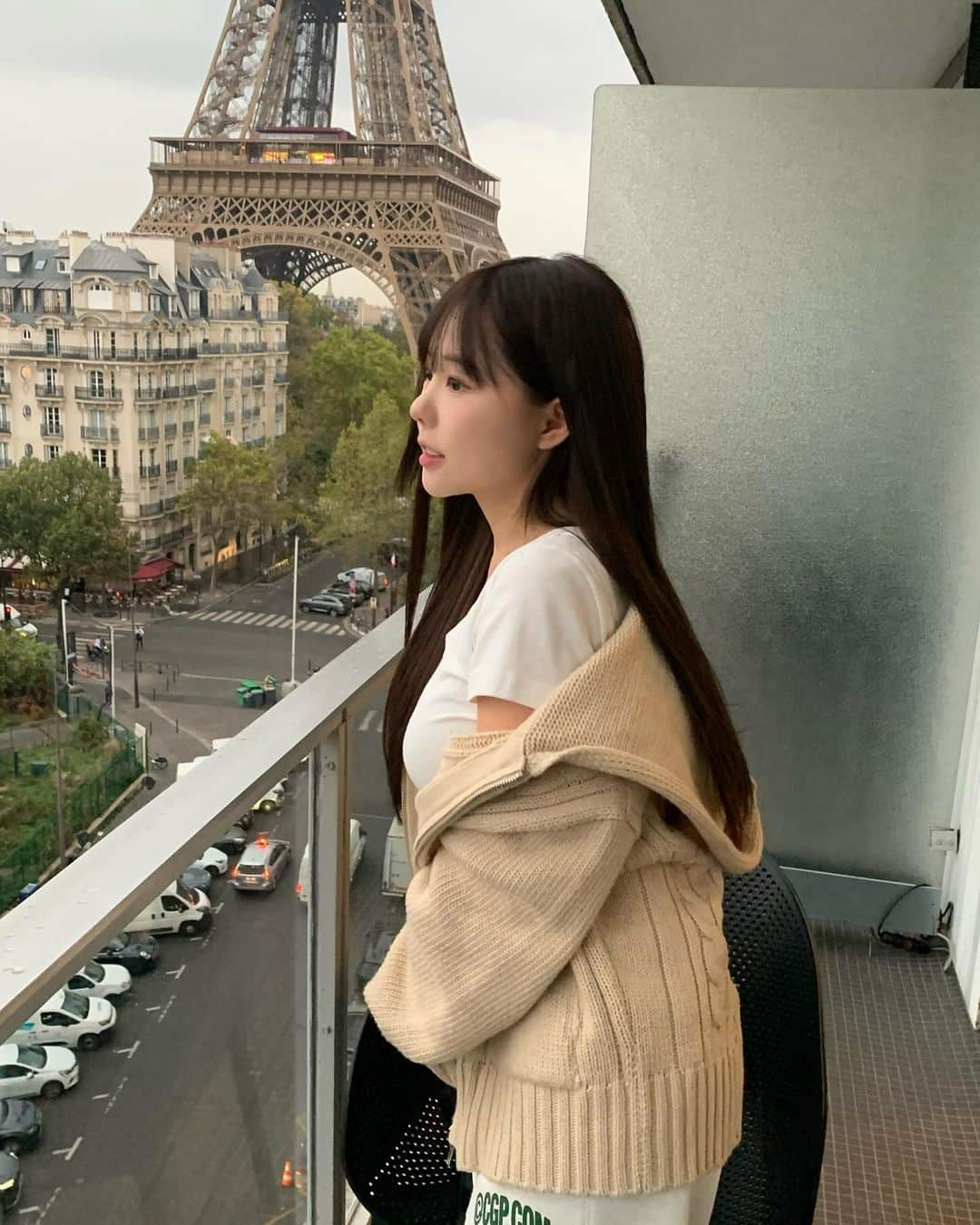 ホン・ヨンギのインスタグラム：「집가는날 비온 날씨만큼은  운좋은 파리였다 .. 🌤️🎀💧🌨️  내일은 키시닝 fw 런칭날이어요 오픈기념으로 영심이들에게  가방 30% 의류는 20% 목걸이는 5% ..  할인 들어갑니됴 다들 준비되셨찌요..(?)」