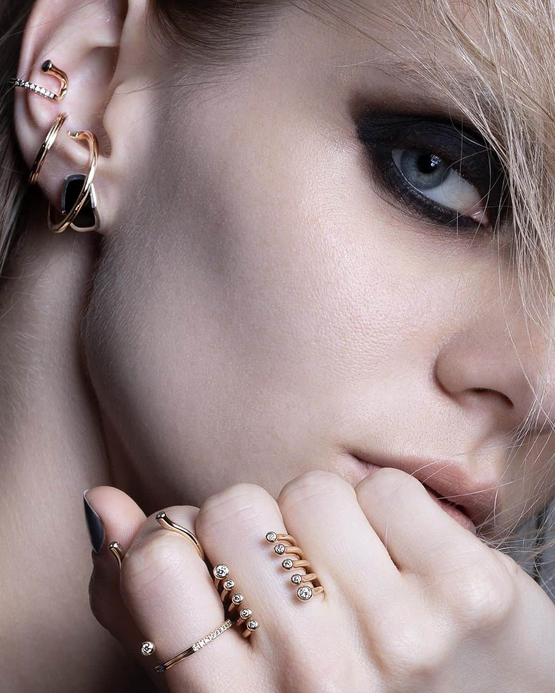 Hirotaka Jewelryのインスタグラム：「MINIMALISTIC STATEMENT PIECES #hirotakajewelry #diamond #ring #earrings #earcuff」