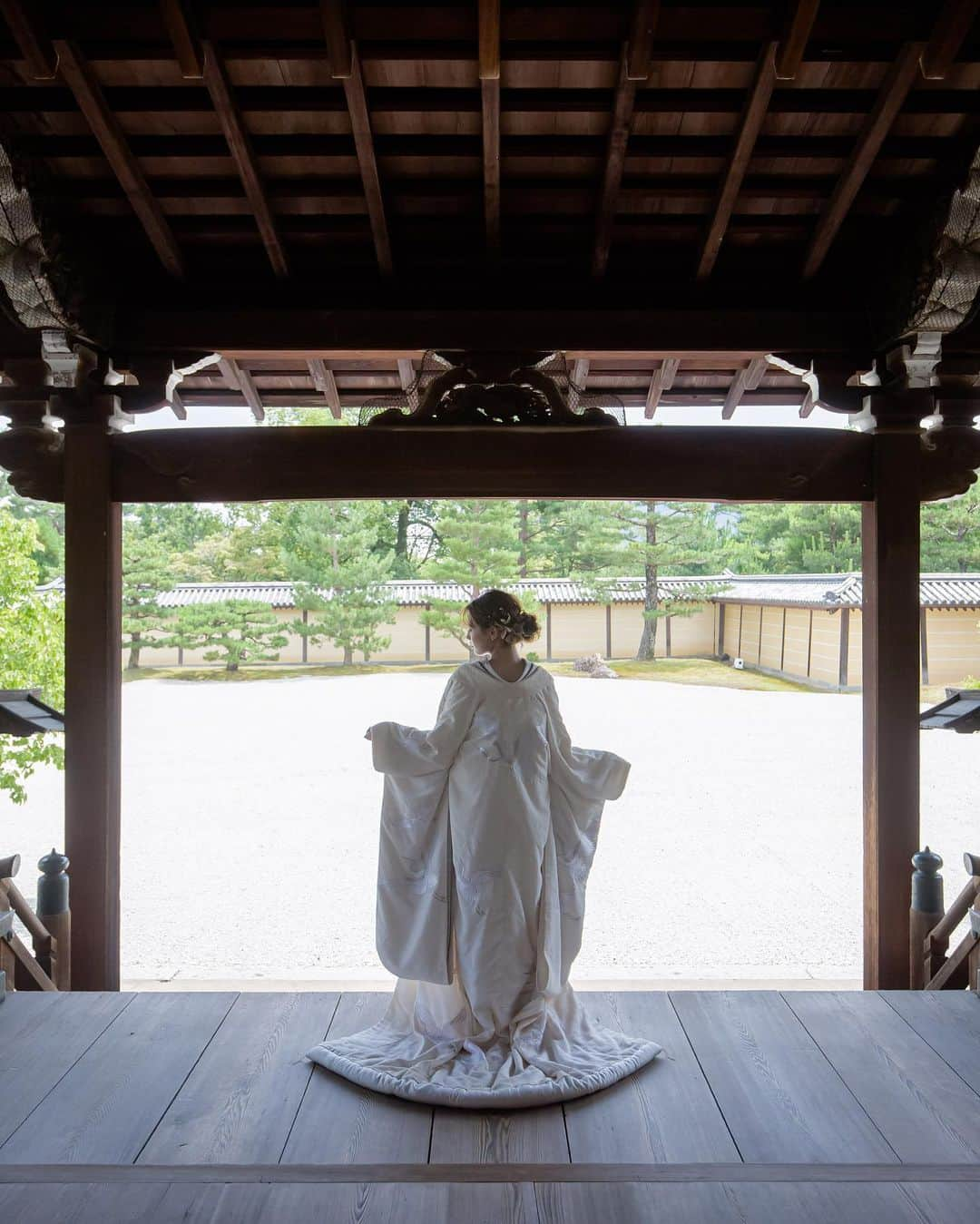 the_dress_roomさんのインスタグラム写真 - (the_dress_roomInstagram)「【京都撮り】人気の”大覚寺コース”𓇬 2月日程まで募集を開始𓇬  𓇬  竹林から光や風が通り抜け、 色とりどりの緑のきらめきが降りそそぐ。  それはまるで、すべてからの祝福の光。 人生と心のゆたかさが成就する、大覚寺にて。  𓇬  掛下 "桜咲く梢" に、 少しずつ色味の違うピンクを合わせて ブーケ、抱え帯、お草履とグラデーションに。  胸元のお小物は柔らかいイエローで抜け感を𓇬  華やかな色合いの コーディネートをお楽しみいただきました❁  帯結びも、お好みのイメージをお伺いいたします𓇬 𓇬  THE DRESS ROOM @the_dress_room の"京都撮り"では、  たくさんのお着物、お小物、お草履、ブーケの中から 花嫁さまお一人お一人に合った色遊びと ロケーションをご提案いたします𓇬   𓇬 【京都撮り/大覚寺コース】  2024年2月日程 まで募集中𓇬  広い境内に渡り廊下、襖絵、竹林と、 ロケーション豊富な人気のお寺です𓆸  ご希望の方はお早めにお問い合わせください𓇬  コース詳細や空き状況は HP【KIMONO PHOTO PLAN】をご覧ください  お着物やコースのご相談は HP【お問合せ】フォームまでお気軽にどうぞ𓇬  photographer: @tatsuya_takayama  hair&make: @gen_dai   . .  #白無垢 #前撮り #後撮り #京都撮り #KYOTO撮り #thedressroom #ザドレスルーム #京都前撮り #和装前撮り#白無垢前撮り」11月7日 19時45分 - the_dress_room