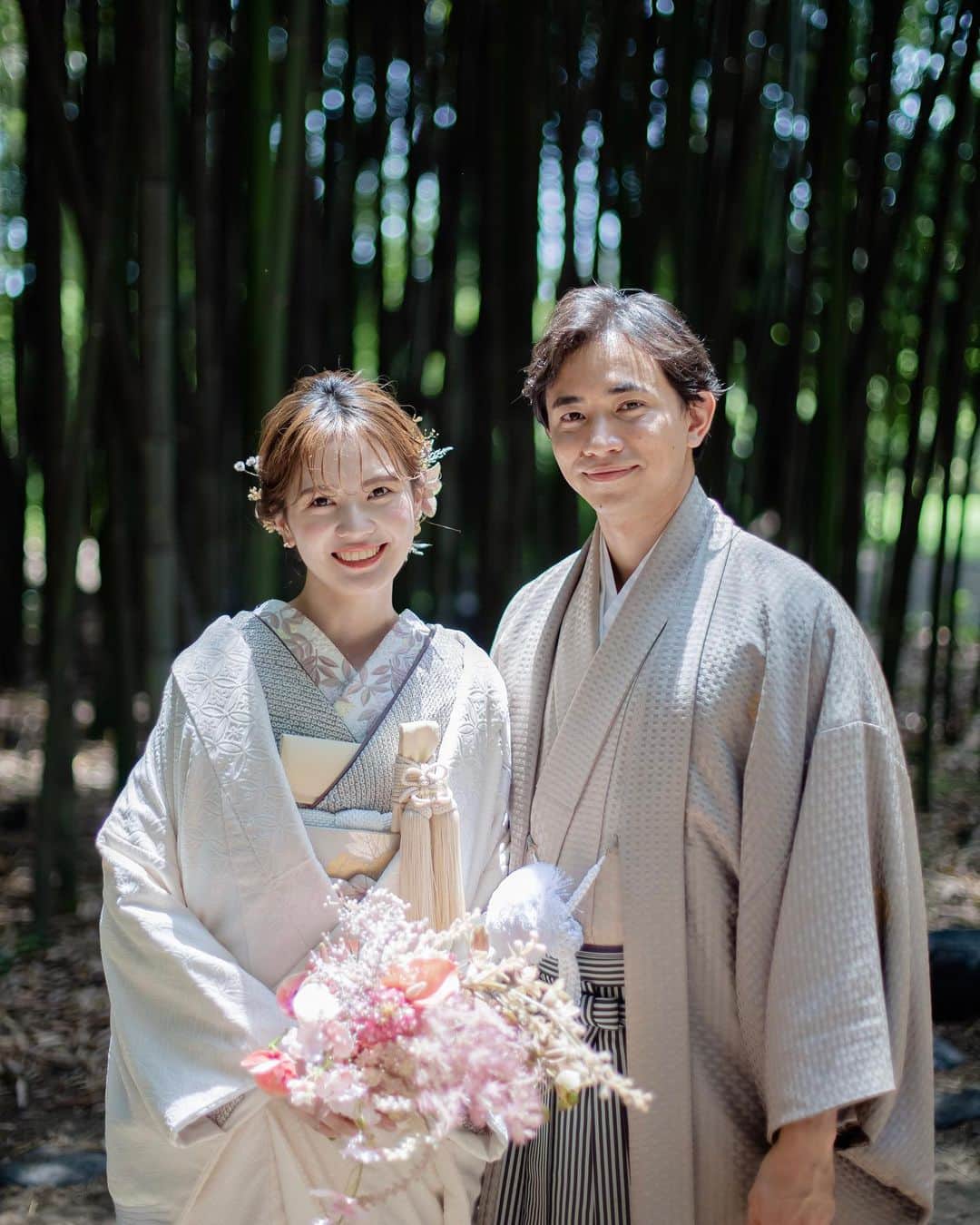 the_dress_roomのインスタグラム：「【京都撮り】人気の”大覚寺コース”𓇬 2月日程まで募集を開始𓇬  𓇬  竹林から光や風が通り抜け、 色とりどりの緑のきらめきが降りそそぐ。  それはまるで、すべてからの祝福の光。 人生と心のゆたかさが成就する、大覚寺にて。  𓇬  掛下 "桜咲く梢" に、 少しずつ色味の違うピンクを合わせて ブーケ、抱え帯、お草履とグラデーションに。  胸元のお小物は柔らかいイエローで抜け感を𓇬  華やかな色合いの コーディネートをお楽しみいただきました❁  帯結びも、お好みのイメージをお伺いいたします𓇬 𓇬  THE DRESS ROOM @the_dress_room の"京都撮り"では、  たくさんのお着物、お小物、お草履、ブーケの中から 花嫁さまお一人お一人に合った色遊びと ロケーションをご提案いたします𓇬   𓇬 【京都撮り/大覚寺コース】  2024年2月日程 まで募集中𓇬  広い境内に渡り廊下、襖絵、竹林と、 ロケーション豊富な人気のお寺です𓆸  ご希望の方はお早めにお問い合わせください𓇬  コース詳細や空き状況は HP【KIMONO PHOTO PLAN】をご覧ください  お着物やコースのご相談は HP【お問合せ】フォームまでお気軽にどうぞ𓇬  photographer: @tatsuya_takayama  hair&make: @gen_dai   . .  #白無垢 #前撮り #後撮り #京都撮り #KYOTO撮り #thedressroom #ザドレスルーム #京都前撮り #和装前撮り#白無垢前撮り」