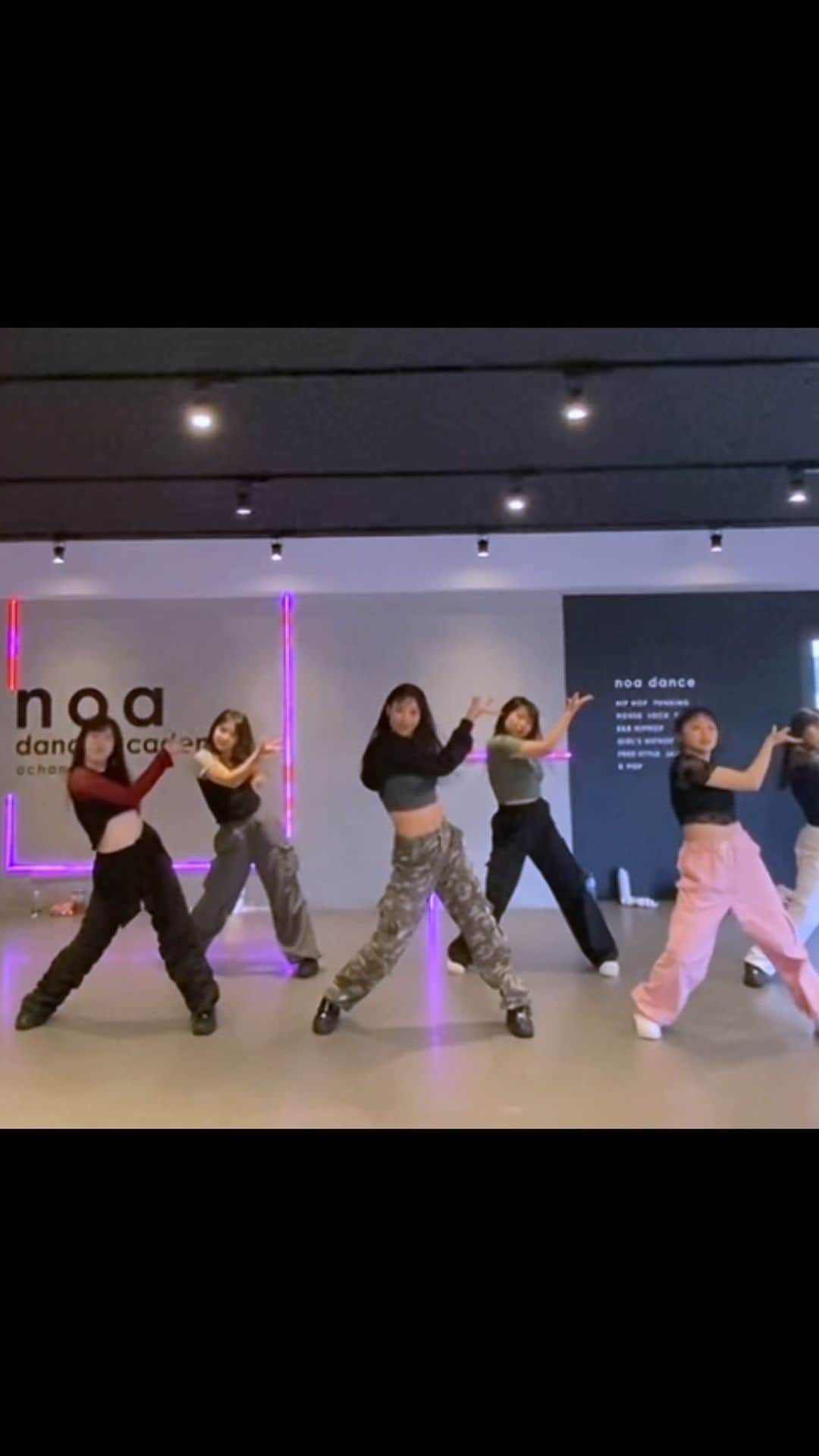 花岡なつみのインスタグラム：「❤︎❤︎❤︎  Baddie / @ivestarship  choreo by @natsumi_hanaoka   dance with @n_i_n_a_pink  @hnnoisy  @nenenen.dadance  @yukina.107  @koro.gram  @ayano3015   皆んなでBaddie🐱💖  #気持ちはIVEって皆んなに伝えた  #やっぱりこの振り早すぎなのでは？？  #dance#jazzfunk#choreography#choreo#ive#baddie」