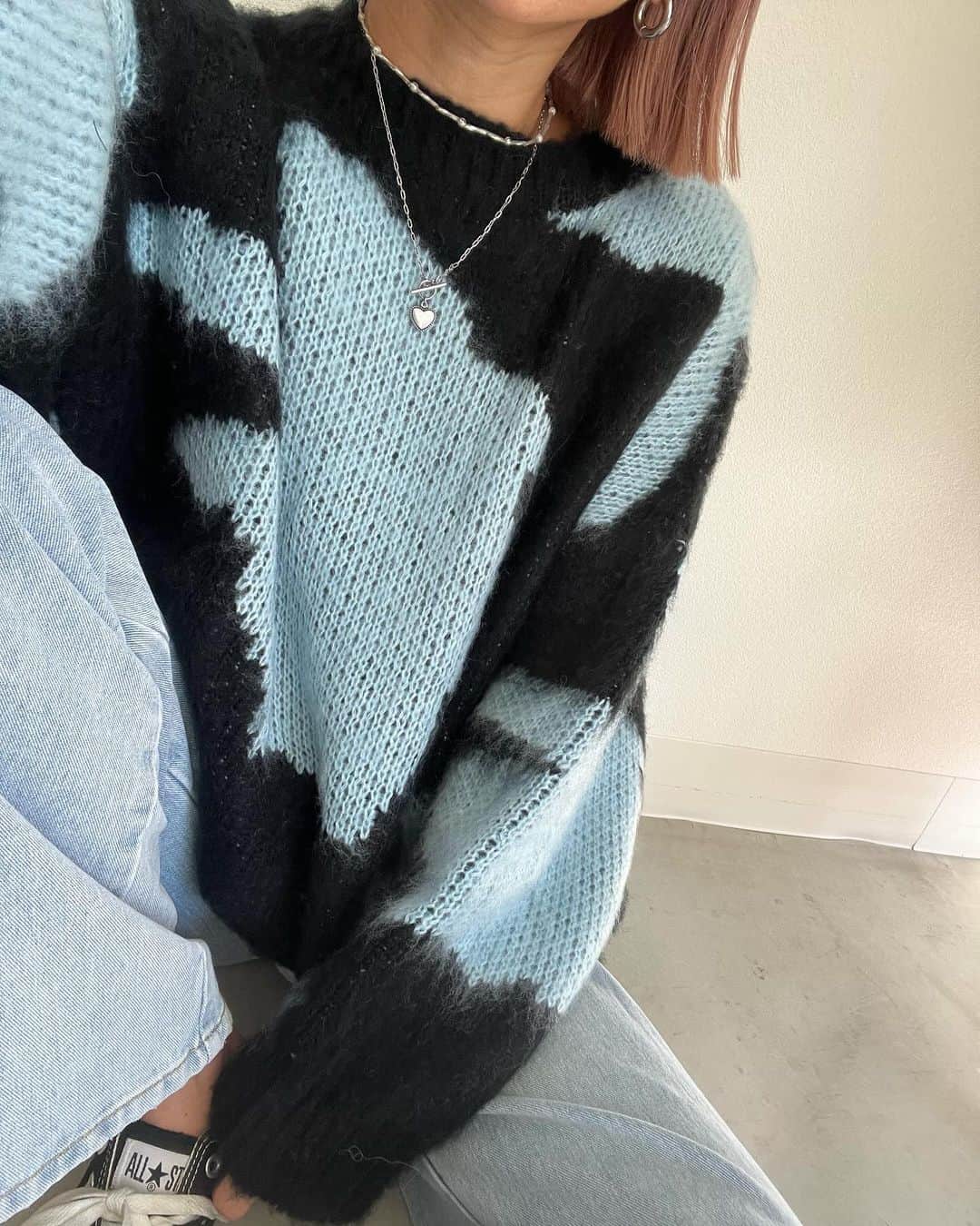 annaのインスタグラム：「.  やっと発売できる推しニット🩵🩵 今年はブルーが気になってる🥰  @__segur.__   #ニット#冬コーデ」