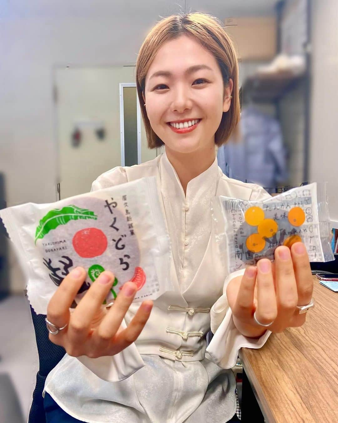 森万由子さんのインスタグラム写真 - (森万由子Instagram)「今日のおやつは「やくどら」🍊  ご縁があり、屋久島のおいしいおやつを作っているやくしま果鈴さまと今日お会いしました。  白あんにたんかんの風味が爽やかに香るどら焼き「やくどら」と  たんかんとチョコレートの最高な組み合わせの焼き菓子「南国ショコラーノ」。  こちらはレンジで10秒温めると、フォンダンショコラみたいにトロンととろけて美味しかったです。  私の大好きなおやつ！  オフィスで感じる屋久島の風。 また行きたいな〜！」11月7日 19時50分 - mayukomori0411