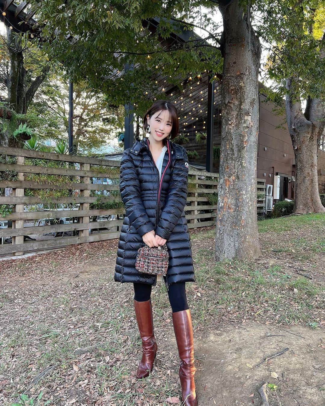 垰智子さんのインスタグラム写真 - (垰智子Instagram)「日中はあったかいけど、夜は冷え込むんだりと 気分屋な今年の初冬❄️ . とっても軽くて、薄くてカラバリも種類も豊富な @jottjapan  を持ち歩いてるの🧥 . JOTTのダウンはコンパクトに収納できるから夜寒くなるしなーって時にもスゴくオススメなの🖤 . カラバリやデザインも豊富で悩んだあげく、 実は黒ダウン持ってなかった！！と思い黒ダウンに🖤 . 最近移動が自転車な事も多いので、下からチャックが開くのも 動きやすくてとってもいい😆🚲 . しかもすっごく軽いのにあったかいし、汚れたら 洗濯が出来るところもオススメ🧺 . 10月より全国主要店舗の高島屋、その他でPOPUPが開催されてるので、ぜひサイズ感や色みなど見に行ってみてね😊  詳細はオンラインストアをチェックしてみてね🩶 https://l-log-online.jp/?mode=grp&gid=2681730&sort=n . . #PR #jott #ジョット #ダウン #ダウンジャケット #coat」11月7日 19時50分 - taotao_tomo