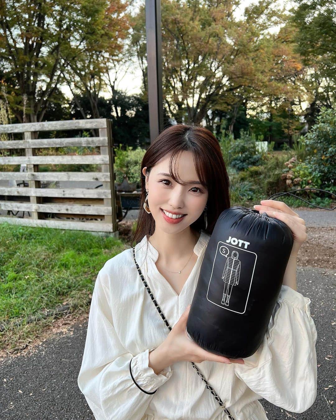 垰智子さんのインスタグラム写真 - (垰智子Instagram)「日中はあったかいけど、夜は冷え込むんだりと 気分屋な今年の初冬❄️ . とっても軽くて、薄くてカラバリも種類も豊富な @jottjapan  を持ち歩いてるの🧥 . JOTTのダウンはコンパクトに収納できるから夜寒くなるしなーって時にもスゴくオススメなの🖤 . カラバリやデザインも豊富で悩んだあげく、 実は黒ダウン持ってなかった！！と思い黒ダウンに🖤 . 最近移動が自転車な事も多いので、下からチャックが開くのも 動きやすくてとってもいい😆🚲 . しかもすっごく軽いのにあったかいし、汚れたら 洗濯が出来るところもオススメ🧺 . 10月より全国主要店舗の高島屋、その他でPOPUPが開催されてるので、ぜひサイズ感や色みなど見に行ってみてね😊  詳細はオンラインストアをチェックしてみてね🩶 https://l-log-online.jp/?mode=grp&gid=2681730&sort=n . . #PR #jott #ジョット #ダウン #ダウンジャケット #coat」11月7日 19時50分 - taotao_tomo