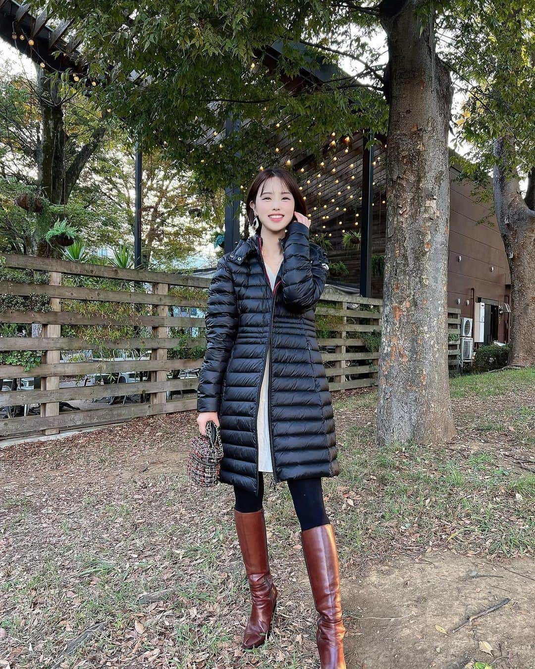 のインスタグラム：「日中はあったかいけど、夜は冷え込むんだりと 気分屋な今年の初冬❄️ . とっても軽くて、薄くてカラバリも種類も豊富な @jottjapan  を持ち歩いてるの🧥 . JOTTのダウンはコンパクトに収納できるから夜寒くなるしなーって時にもスゴくオススメなの🖤 . カラバリやデザインも豊富で悩んだあげく、 実は黒ダウン持ってなかった！！と思い黒ダウンに🖤 . 最近移動が自転車な事も多いので、下からチャックが開くのも 動きやすくてとってもいい😆🚲 . しかもすっごく軽いのにあったかいし、汚れたら 洗濯が出来るところもオススメ🧺 . 10月より全国主要店舗の高島屋、その他でPOPUPが開催されてるので、ぜひサイズ感や色みなど見に行ってみてね😊  詳細はオンラインストアをチェックしてみてね🩶 https://l-log-online.jp/?mode=grp&gid=2681730&sort=n . . #PR #jott #ジョット #ダウン #ダウンジャケット #coat」