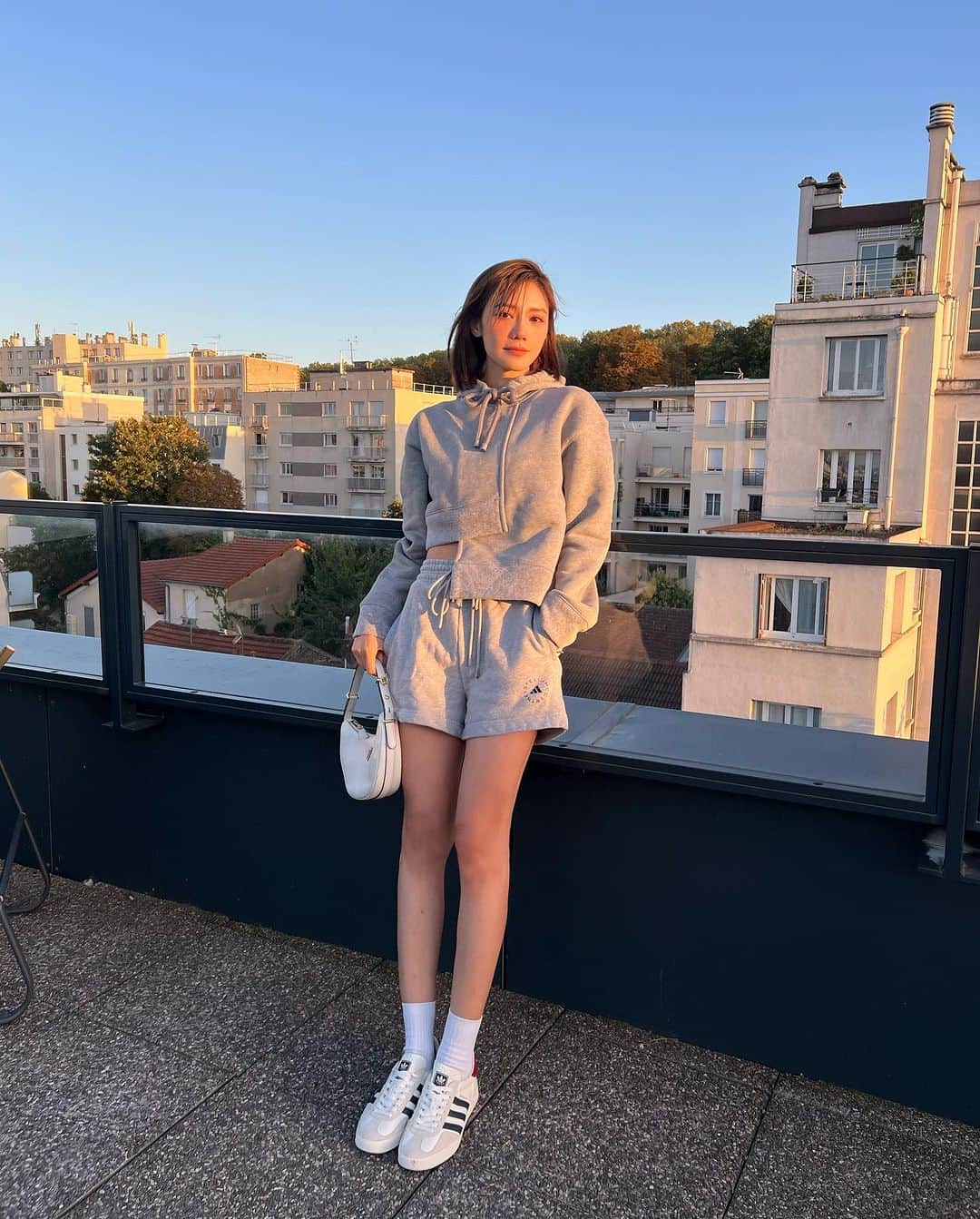 Elva Niのインスタグラム：「Finally feeling the autumn vibes 🍂 #elvaootd」