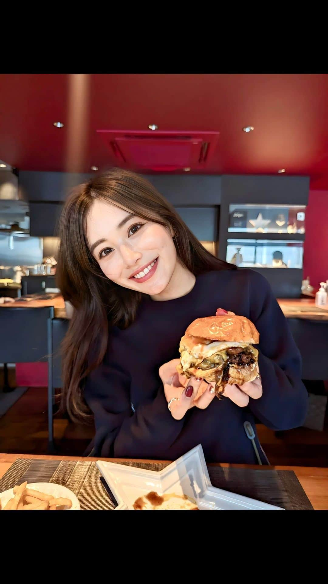 石井里奈のインスタグラム：「週末は大好きなアルデバランのハンバーガーを食べに。 予約必須、電話で商品オーダーしといて 着くと食べれるスタイルのお店🍔❤️ . アメリカ行ったばかりだけどやっぱりここのハンバーガーはすんごくおいしい（勝手にPR） . タルタル照り焼きのアルデバラン最高なのでぜひ食べに行ってみてほしい！ちなみにこれは誰でもくちにソースつきます！😛笑 . @aldebaran_burger #アルデバラン #aldebaran #麻布十番 #麻布十番グルメ #麻布十番ランチ #azabujuban #ハンバーガー #hamburger #肉好き #肉 #ハンバーグ #グルメ #グルメ女子」