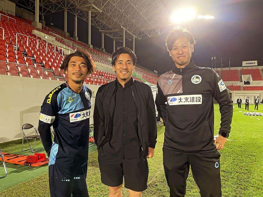 森下俊のインスタグラム：「. 久しぶりの再会‼️ 同級生。  相変わらずボールタッチが柔らかい⚽️ 奪った後のファーストプレー全て味方にパスにしてました‼️ 90分走ってたなー🏃  #再会 #変わらずでした #FC大阪 #福島ユナイテッドfc  #ジュビロ磐田 #元ジュビロ磐田  #宮崎智彦 #みやえもん  #ドラえもん #松浦拓弥 #夢見る少女じゃいられない  #森下俊」