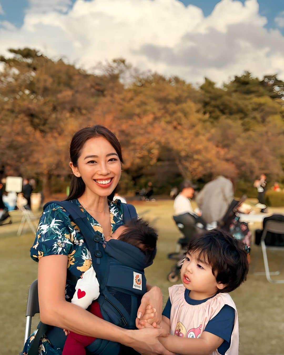 吉井絵梨子のインスタグラム：「魔の2歳児 Allen👿 イヤイヤ期真っ只中で大変😖  道の真ん中で寝転がって動かなくなったり、お皿や飲み物をひっくり返したり、パジャマを脱ぎたくないと暴れたり、噛みついてきたり🐊、池に向かって走って行ったり、、  しかも、 ママよりもアンパンマんが好きで、 「ママ ちらい(きらい)」らしい🤣🍞笑  でも… くしゃみをしたら背中をトントンしてくれたり、妹の頭をよしよししたり、優しいところもあるから、まあ良しとしよう。  #terribletwos むしろ #deviltwos   #子育て日記  #成長記録 #魔の2歳児  #イヤイヤ期 #supermama」