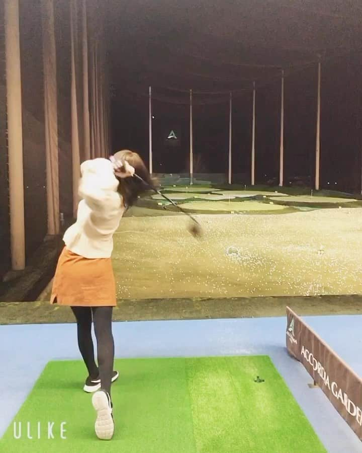 なみのインスタグラム：「ゴルフの為に20㌢髪切ったあの頃⛳️笑  めっちゃオーバースイングだけど今より飛んでる😆笑  12月でも皆んなゴルフ行くよね？🫶 私のお友達ゴルフ行こうね🫶笑  #ゴルフ #ゴルフウェア #ゴルフ女子 #ゴルフ好き #ゴルフ大好き #ゴルフスイング #ゴルフバカ #ゴルフ好きと繋がりたい #ゴルフ仲間募集中 #ゴルフコーデ #ゴルフ初心者 #ゴルフ#ゴルフ場 #golf #golflover #japanesegirl #japan #골프 #골프여자 #골프스윙」