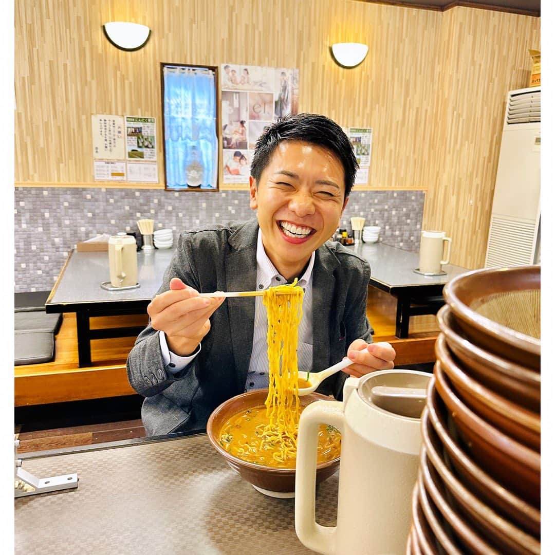 上坂嵩さんのインスタグラム写真 - (上坂嵩Instagram)「🍜 . #木村拓哉 さんが「最高でした！」と絶賛した #みそベトコンラーメン 🍜 . あれから一年。 今も全国の木村さんファンが足を運ぶそう🍥 店主も「木村さんの影響力に圧倒されている！」 と、嬉しい悲鳴をあげていました！ . 私も、#伊藤英明 さんが座った席で、 木村さんのサインを見つめながら #みそベトコン をいただきました😋 . にんにくのパンチと味噌のコクが絶妙！ とっても美味しかったです！！ . 木村さんファンの私にとって 一度足を運びたいと願っていた場所。 #聖地巡礼 が叶いました😊✨　 . . #ベトコンラーメン #ベトコン #ラーメン #レジェンドアンドバタフライ #レジェバタ  #ドデスカ #ドデスカプラス #ドデスカ＋ #メーテレ #アップ #アナウンサー #フィールドキャスター #ニュースワード #SDGsビジネスマスター #社会調査士 #スピーチコンサルタント #スピーチ #トーク #話し方 #スピーチトレーナー #スピーチライター #上坂嵩」11月7日 19時57分 - takashi_uesaka_nbn