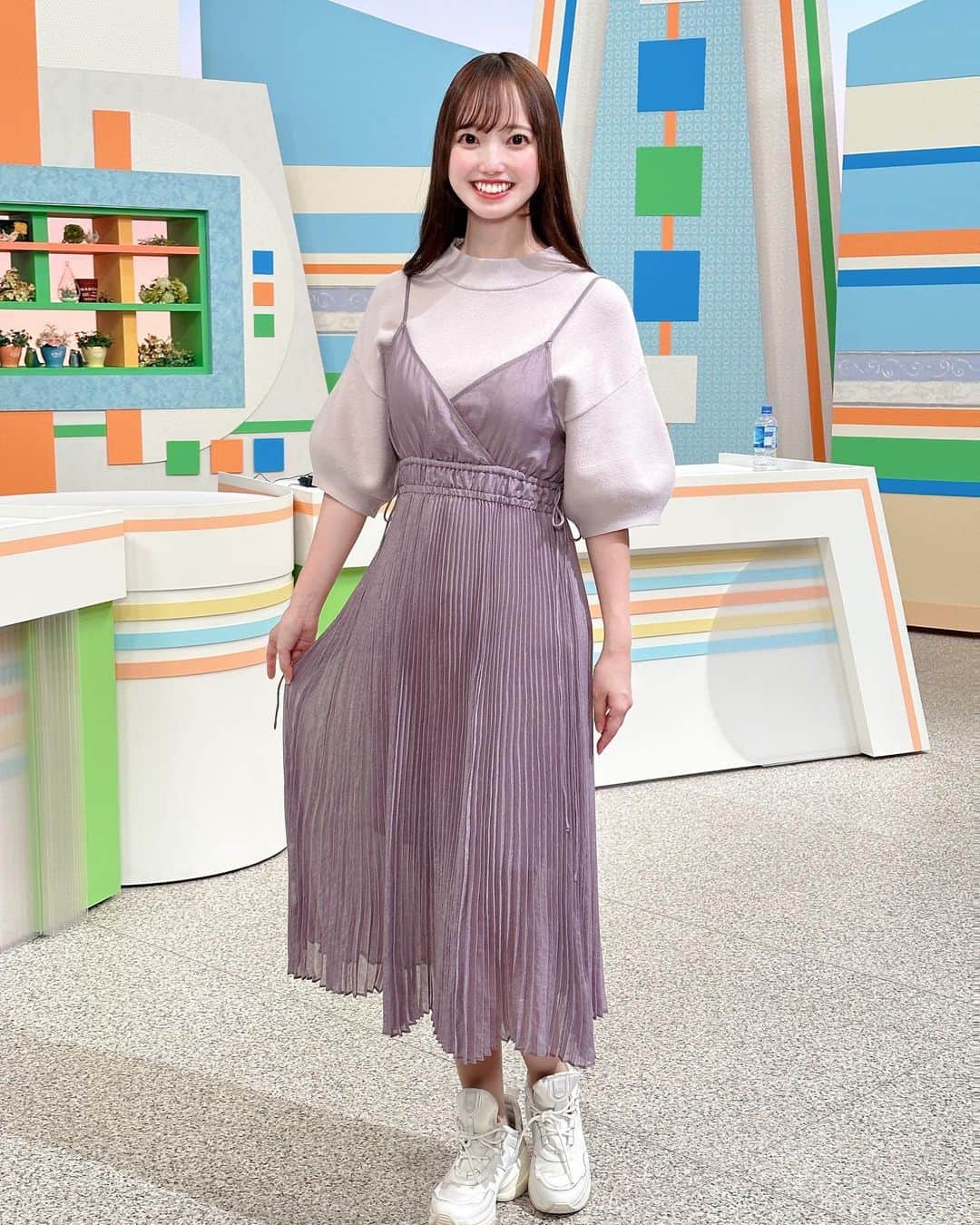 石井奏美のインスタグラム：「前回のシアワセ気分の衣装です👗  最近は季節外れの暑さが 続いていますね… 来週は寒くなるみたいなので 気温差で体調を崩さないよう お気をつけください✨  今日も1日お疲れ様でした💐🧸  #岡山#香川#アナウンサー #snidel#ootd」