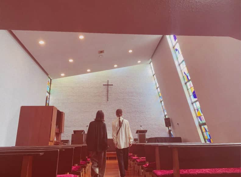 新津由衣さんのインスタグラム写真 - (新津由衣Instagram)「(さちの投稿に続いて。)  わたしとわたしで 東京都民教会へ下見に行ってきました⛪️  雨上がりの真っ青な空🩵  たくさん泣きながらもがきながら過ごした20代を乗り越えて 晴れやかな世界が広がった今のわたしたちの心のよう  あの時 フィルム写真を残すように”ホンモノ”を切り取りたいと、作り歌っていたわたしたち。  無意識にただ楽しんでいただけだったけど、今改めて、素晴らしい歌と楽曲たちだなぁと。じぃん  透明な光の中で大切にしまっていた楽曲たちを 久しぶりに歌える嬉しさでいっぱいです✨  シンプルにしようよって言いながら、どんどん楽器が増えてくわたわたの演奏をお楽しみに。  p.s. ほんのほんの少し 東京のお席を増やせるかもです🎟️🙏  #わたしとわたし #しばしお待ちを #タイナカ彩智 #新津由衣」11月7日 19時58分 - neatsyui