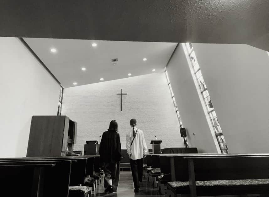 新津由衣さんのインスタグラム写真 - (新津由衣Instagram)「(さちの投稿に続いて。)  わたしとわたしで 東京都民教会へ下見に行ってきました⛪️  雨上がりの真っ青な空🩵  たくさん泣きながらもがきながら過ごした20代を乗り越えて 晴れやかな世界が広がった今のわたしたちの心のよう  あの時 フィルム写真を残すように”ホンモノ”を切り取りたいと、作り歌っていたわたしたち。  無意識にただ楽しんでいただけだったけど、今改めて、素晴らしい歌と楽曲たちだなぁと。じぃん  透明な光の中で大切にしまっていた楽曲たちを 久しぶりに歌える嬉しさでいっぱいです✨  シンプルにしようよって言いながら、どんどん楽器が増えてくわたわたの演奏をお楽しみに。  p.s. ほんのほんの少し 東京のお席を増やせるかもです🎟️🙏  #わたしとわたし #しばしお待ちを #タイナカ彩智 #新津由衣」11月7日 19時58分 - neatsyui