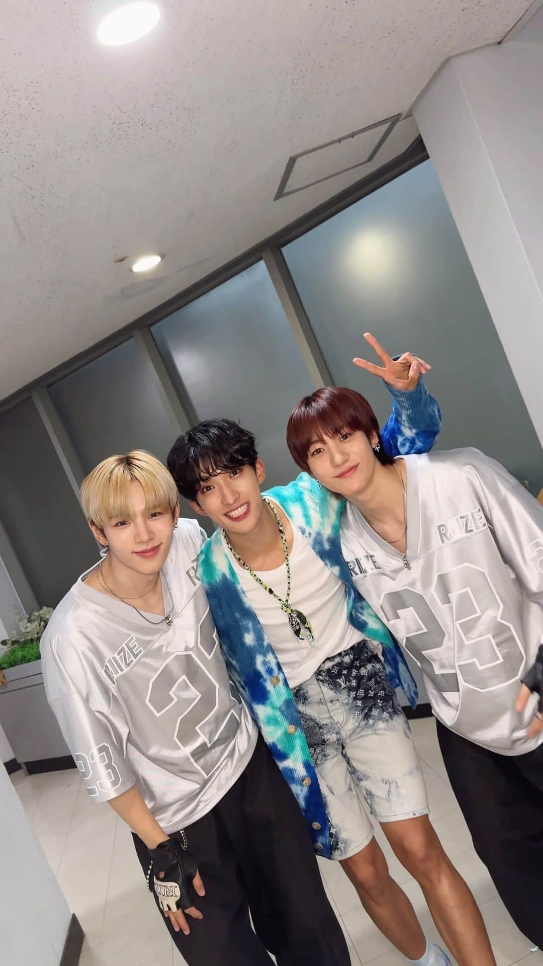 SEVENTEENのインスタグラム：「#GodOfMusic 🤟 with #쇼타로 #SHOTARO #앤톤 #ANTON #라이즈 #RIIZE #DK #SEVENTEEN #세븐틴 #음악의신 #SVT_GodOfMusic」