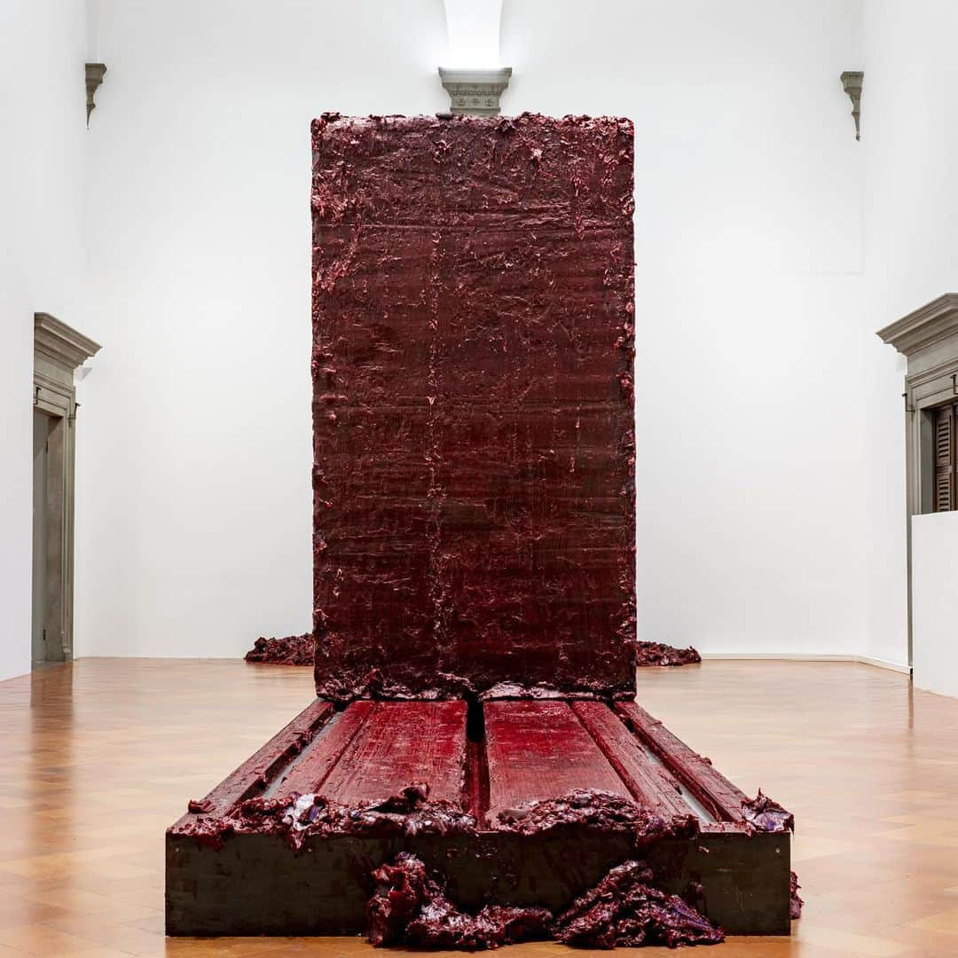 パラッツォストロッツィのインスタグラム：「Dopo la grande mostra “Anish Kapoor. Untrue Unreal”, in corso fino al 4 febbraio 2024, la programmazione di Palazzo Strozzi per il 2024 prevede due grandi mostre personali: Anselm Kiefer e Helen Frankenthaler.  Dal 22 marzo al 28 luglio 2024, Palazzo Strozzi ospita “Anselm Kiefer. Angeli caduti”, una nuova grande mostra dedicata a uno dei più importanti maestri dell’arte contemporanea mondiale. Celebre per le sue opere di forte impatto che abbracciano pittura, scultura e installazione, Anselm Kiefer investiga i temi della memoria, del mito, della guerra e dell’esistenza. A Palazzo Strozzi Anselm Kiefer presenta un percorso inedito attraverso opere storiche e nuove produzioni, in un dialogo originale con l’architettura del Rinascimento, celebrandone l’intreccio tra figura e astrazione, natura e artificialità, creazione e distruzione  Dal 27 settembre 2024 al 2 febbraio 2025 seguirà “Helen Frankenthaler: Dipingere senza regole”, una grande mostra dedicata a una delle più importanti artiste americane del Novecento. Con un’ampia selezione di opere della Helen Frankenthaler Foundation e di musei e collezioni private, la mostra evidenzia connessioni e amicizie dell’artista con i suoi contemporanei come Jackson Pollock, Mark Rothko, Anne Truitt. In oltre sessant’anni di carriera Frankenthaler si è imposta sulla scena artistica tramite un approccio “senza regole”, sfidando i limiti delle tecniche pittoriche e le aspettative di genere dell’epoca. _ Crediti: “Anish Kapoor. Untrue Unreal”, Palazzo Strozzi, Firenze, 2023. Photo: Photo Ela Bialkowska, OKNOstudio © Anish Kapoor. All rights reserved SIAE, 2023 Anselm Kiefer, “Engelssturz” (det.), 2022. Photo: Georges Poncet. Copyright: © Anselm Kiefer Helen Frankenthaler, “Open Wall” (det.), 1953 © 2023 Helen Frankenthaler Foundation, Inc. / Artists Rights Society (ARS), New York / SIAE, Rome  #PalazzoStrozzi #AnselmKiefer #AngeliCaduti #HelenFrankenthaler #DipingereSenzaRegole」