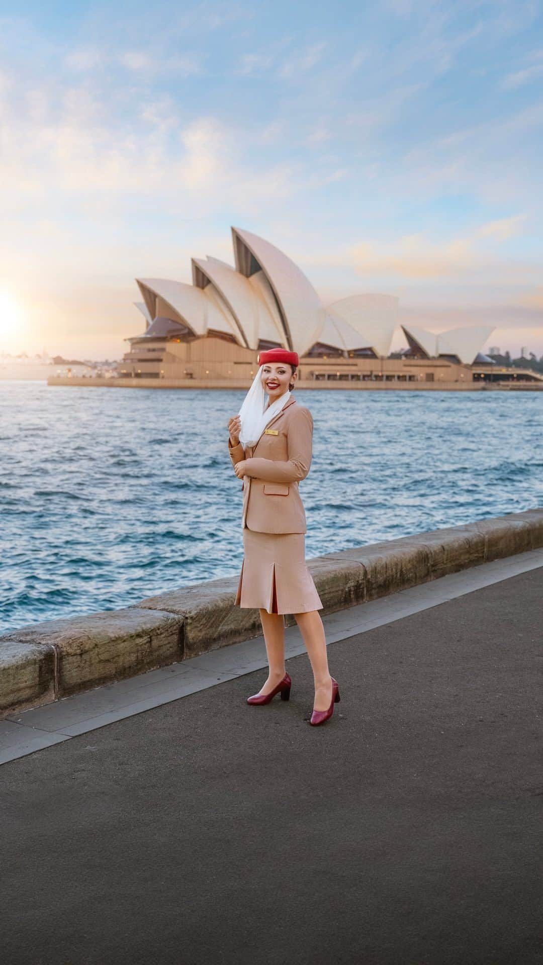 エミレーツ航空のインスタグラム：「Our favourite thing about Sydney is how it makes us feel. 🥰  From beachfront bliss to urban exploration, this Australian city offers the best of both worlds.  #Emirates #FlyBetter」