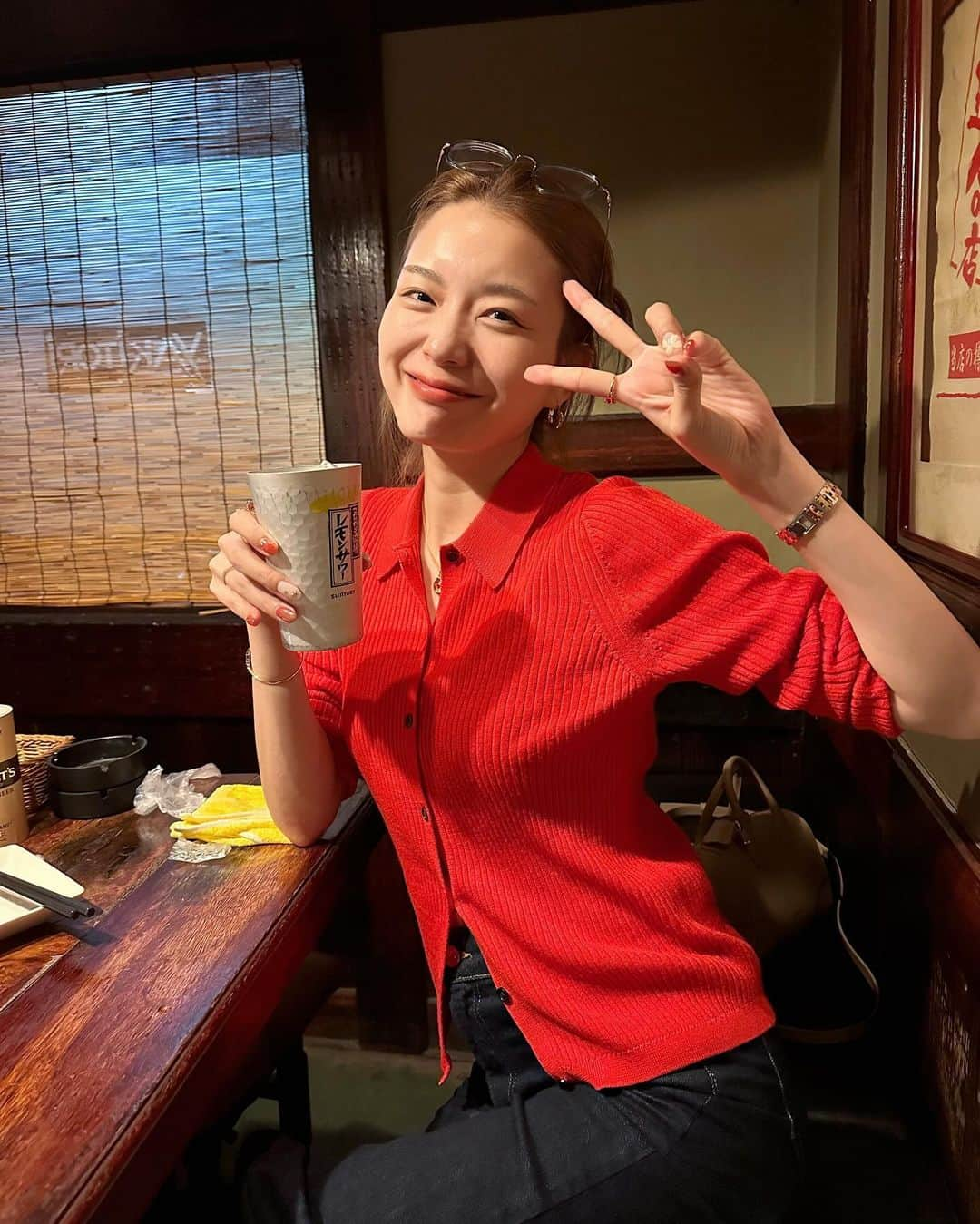 蜂谷晏海のインスタグラム：「ビール→レモンサワー→ハイボールがいつもの流れ🍺✨ ホルモンの串って初めて食べたけど、さいっこうだった！ 焼き鳥で好きなのは、砂肝、ハツ、ちょうちんです💘 あと、ぎんなん💯 #焼き鳥#ビール #現焼鳥屋さん元中華料理人が作るエビチリ史上最高に美味しかった🦐」