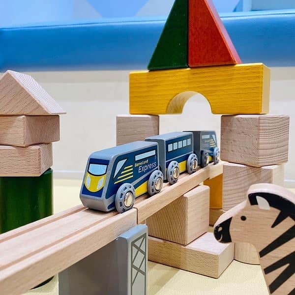 ボーネルンドのインスタグラム：「【電車あそびが大好きなお子様へ🎁】木の電車「ボーネエクスプレス」で想像の世界を作ろう  - - - - - - - - - - 自分の想像の街で乗り物やお人形を動かすごっこ遊びは、子どもたちが大好きなあそびのひとつ。  電車あそびの様子をじっくり観察すると、 目には見えないものをたくさん想像していることがわかりますよね。 木の電車「ボーネエクスプレス」は、想像力を掻き立てるシンプルなつくりが特徴です。  列車だけを走らせるのも楽しいですが、レールを繋げて、周りに積み木やブロックでおうちを作ると、どんどん想像力も膨らんでいきます。  みなさんのお子様は何かを言いながら電車あそびをしますか？ それとも黙々と電車を走らせますか？ ぜひ、コメントで教えてください☺  - - - - - - - - - - 【価格改定によりお求めやすくなりました】 📷pic.5:ビッグブリッジ・タウン 13,200→7,920円 📷pic.6:マイ・リトルビレッジ 9,900円→5,940円 ▶お買いものはプロフィールリンクからどうぞ → @bornelund  #ボーネルンド#bornelund#børnelund#キドキド #kidokid#子どものいる暮らし#子育て#乗り物好き#積み木#積み木遊び#電車遊び#木製玩具#おもちゃ#知育玩具#おうち時間#playathome #learningthroughplay#ボーネエクスプレス#木の電車#木のおもちゃ#電車好き#プレゼント#ギフト#クリスマスプレゼント#子供のいる暮らし#子供のいる生活#子供部屋#おしゃれな家」