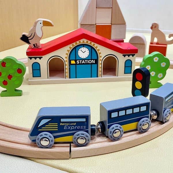 ボーネルンドさんのインスタグラム写真 - (ボーネルンドInstagram)「【電車あそびが大好きなお子様へ🎁】木の電車「ボーネエクスプレス」で想像の世界を作ろう  - - - - - - - - - - 自分の想像の街で乗り物やお人形を動かすごっこ遊びは、子どもたちが大好きなあそびのひとつ。  電車あそびの様子をじっくり観察すると、 目には見えないものをたくさん想像していることがわかりますよね。 木の電車「ボーネエクスプレス」は、想像力を掻き立てるシンプルなつくりが特徴です。  列車だけを走らせるのも楽しいですが、レールを繋げて、周りに積み木やブロックでおうちを作ると、どんどん想像力も膨らんでいきます。  みなさんのお子様は何かを言いながら電車あそびをしますか？ それとも黙々と電車を走らせますか？ ぜひ、コメントで教えてください☺  - - - - - - - - - - 【価格改定によりお求めやすくなりました】 📷pic.5:ビッグブリッジ・タウン 13,200→7,920円 📷pic.6:マイ・リトルビレッジ 9,900円→5,940円 ▶お買いものはプロフィールリンクからどうぞ → @bornelund  #ボーネルンド#bornelund#børnelund#キドキド #kidokid#子どものいる暮らし#子育て#乗り物好き#積み木#積み木遊び#電車遊び#木製玩具#おもちゃ#知育玩具#おうち時間#playathome #learningthroughplay#ボーネエクスプレス#木の電車#木のおもちゃ#電車好き#プレゼント#ギフト#クリスマスプレゼント#子供のいる暮らし#子供のいる生活#子供部屋#おしゃれな家」11月7日 19時59分 - bornelund