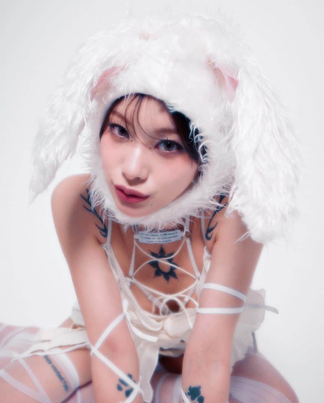 仲万美（Bambi Naka）のインスタグラム：「🐰🐰🐰🐰🐰  My Crew “ Cutie Kitty “ 📷 : @juritea.1022  👚 : @nozomi_kenmochi  💄 : @712_coconut  studio : @somalierstudio」