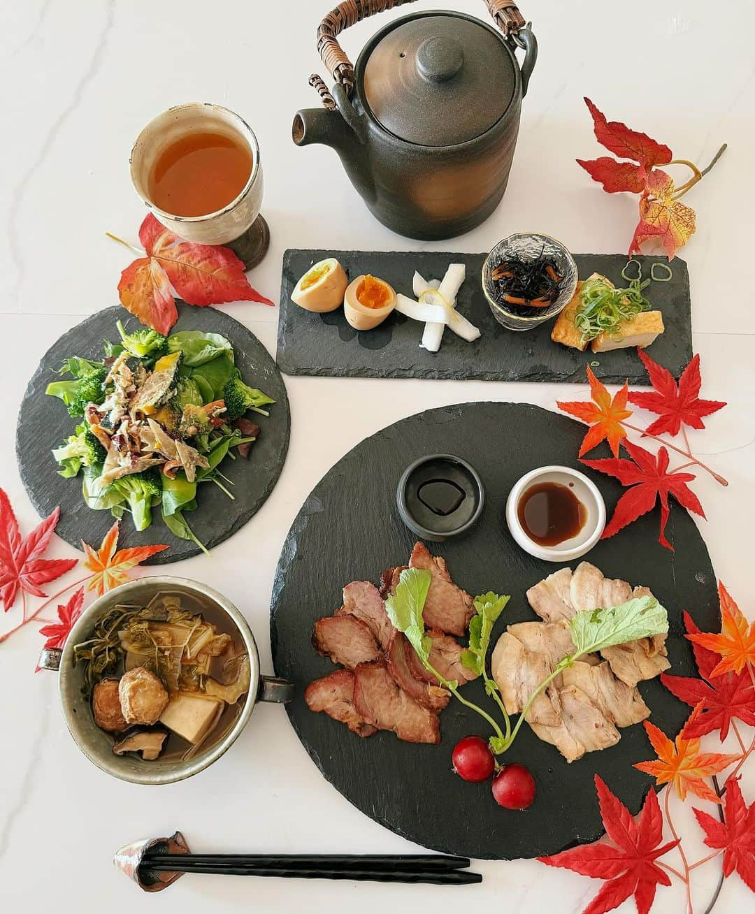 マキのインスタグラム：「こんばんは🌇  今日の夕飯はチャーシュー専門店の焼豚をお取り寄せ  1番人気の【厳選2種食べ比べセット】 千葉県産の林SPFプレミアムポーク使用だから、 ジュージュー👍 @meatpork_sansui  【香港古式 焼豚】 蜜汁チャーシュー〈肩ロース〉250g   蜜の様に甘い汁(タレ)に漬け込んだ肉を、専用の炉に入れ、焦がすように炙り焼き、タレを塗り重ね、さらに香ばしく焼き上げられたチャーシュー‼️  【日本新式 煮豚】 とろチャーシュー〈豚バラ肉〉250g  コンセプトは米に合うチャーシュー  ホロホロ、トロトロ。箸で切れるほど柔らかいですが、煮崩れしない絶妙な煮方で、専用の2種類のタレで食べるんだけど、私はガツンとパンチのあるタレがお気に入り❤️  白ごはんが進むから食べすぎ注意だよ😊  是非、チェックしてみてね！  PR @meatpork_sansui #ミートポーク山水 #チャーシュー専門店 #お取り寄せグルメ #お取り寄せギフト #通販グルメ #通販ギフト #チャーシュー #肉ギフト」